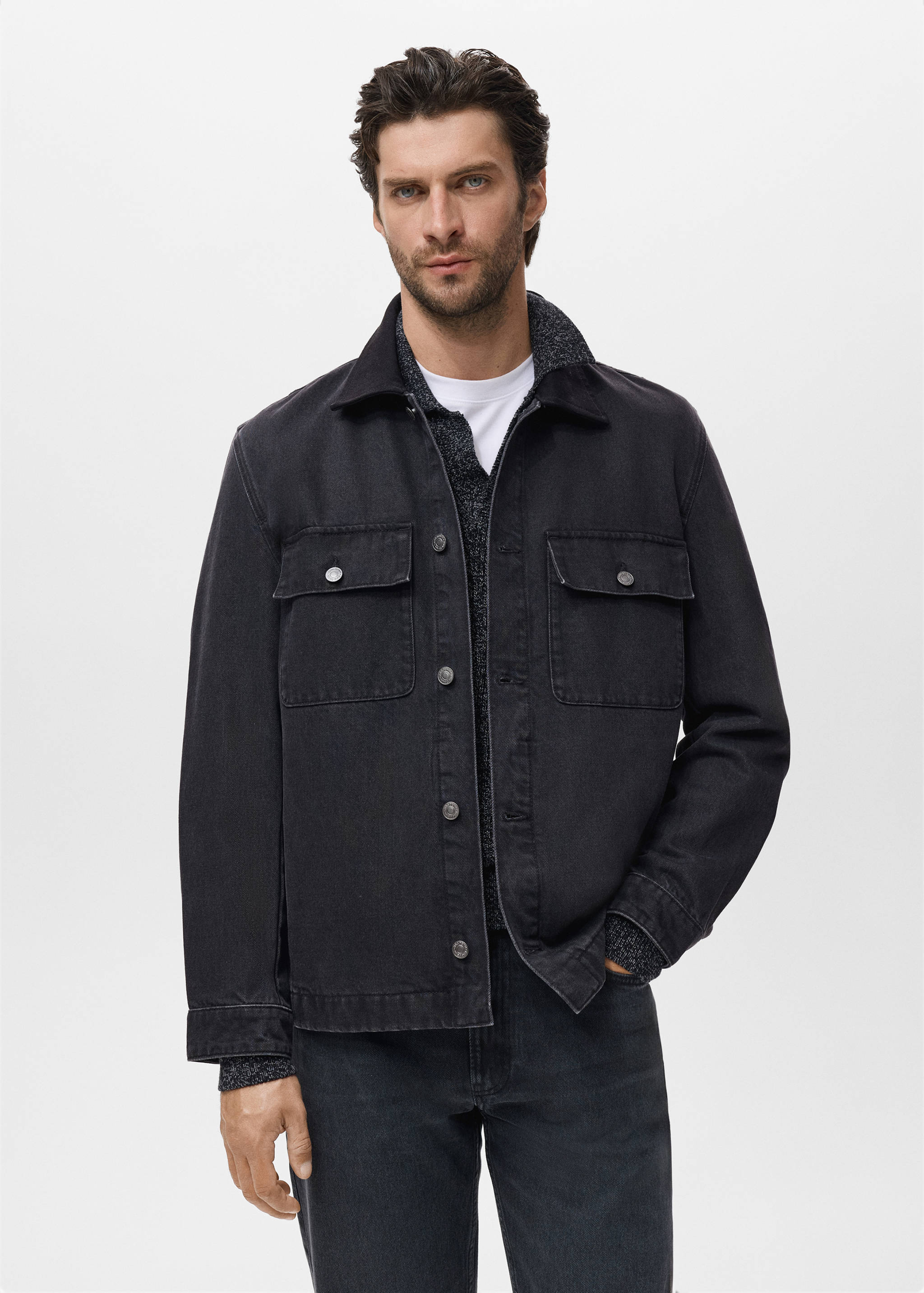 Джинсовая куртка с карманами - Средний план