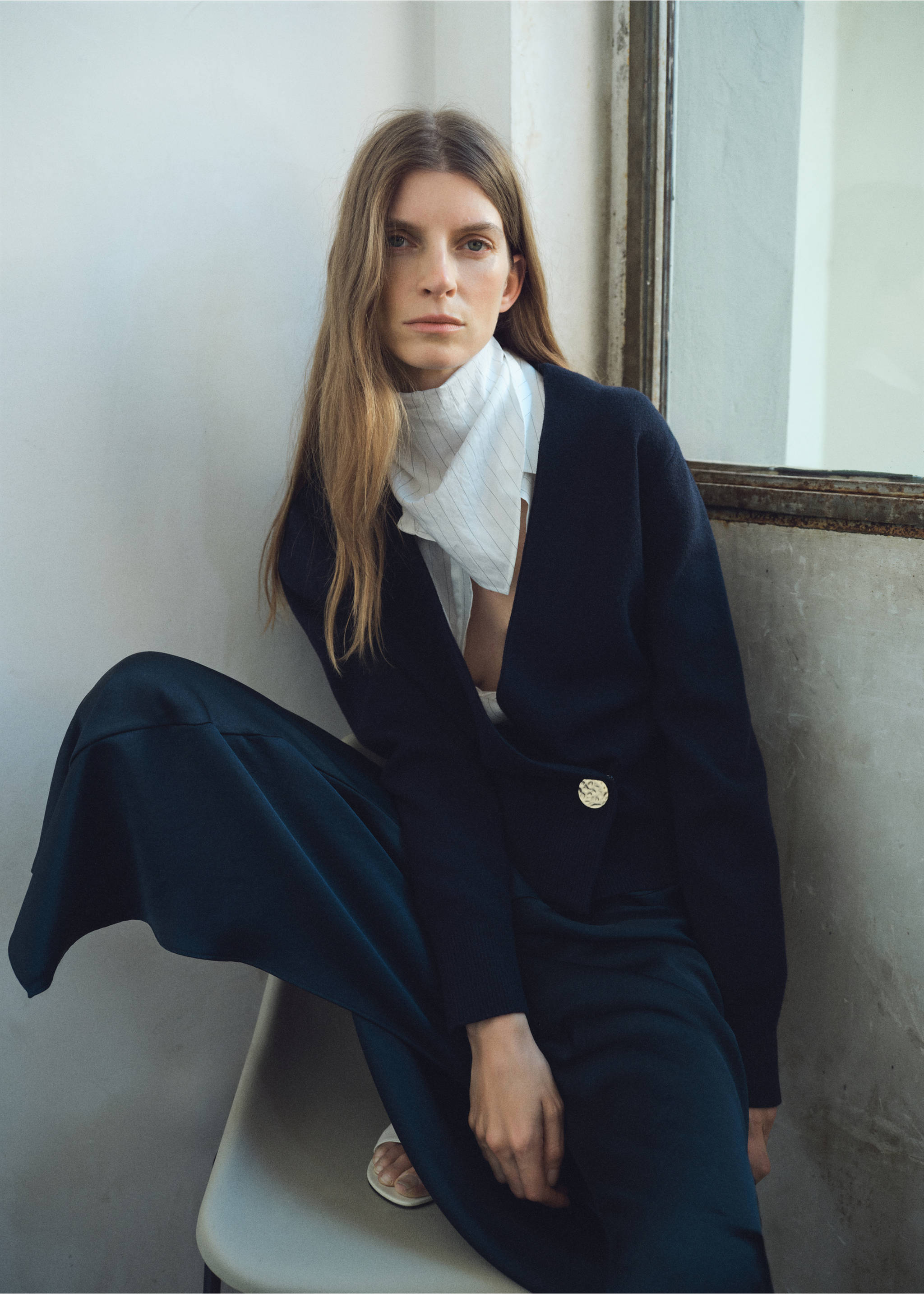 Cross-over cardigan with jewel button - Details of the article 2, Dark Navy. Ref: 17075982-00.