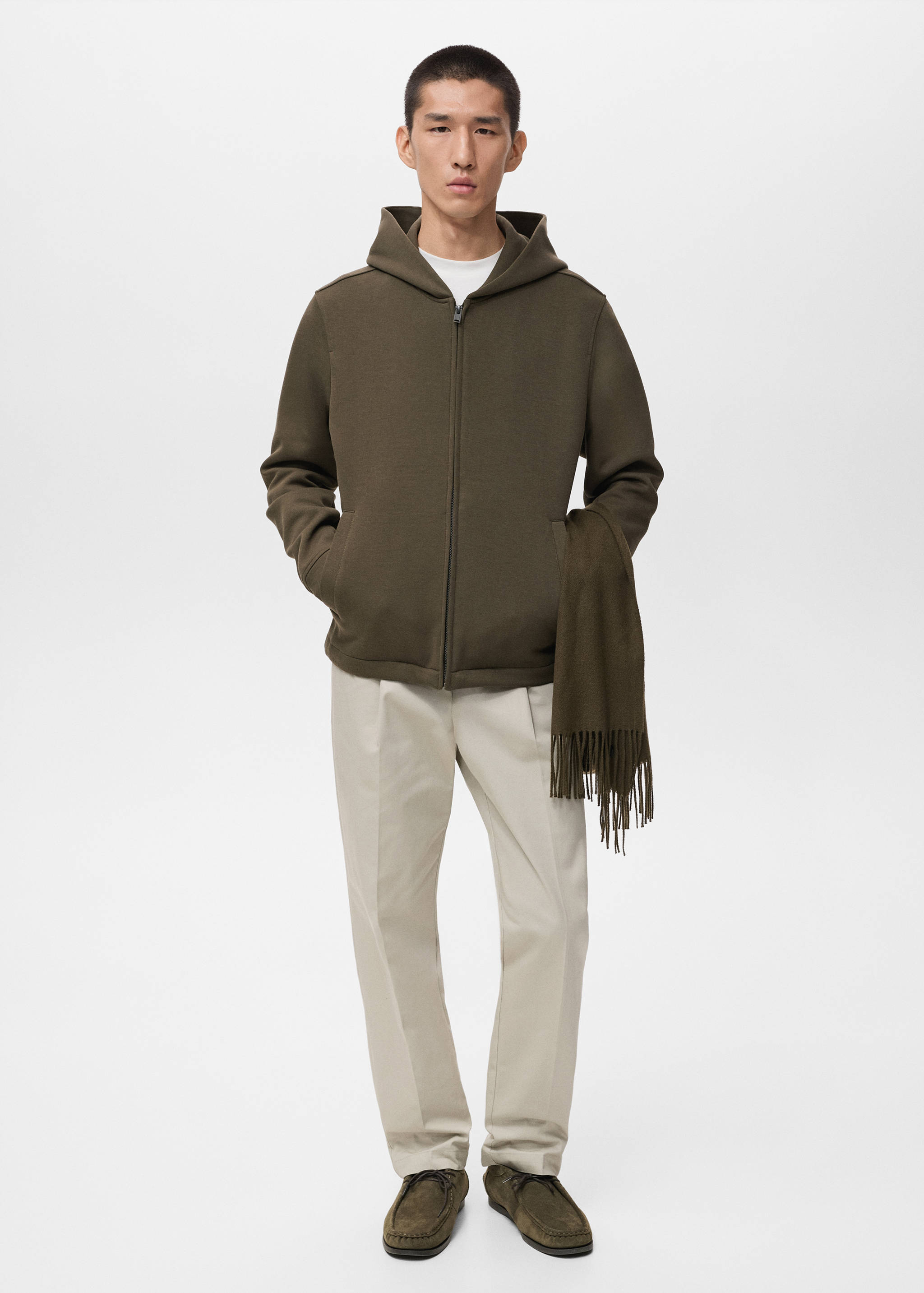 Sweatshirt com fecho de correr e capuz - Plano geral