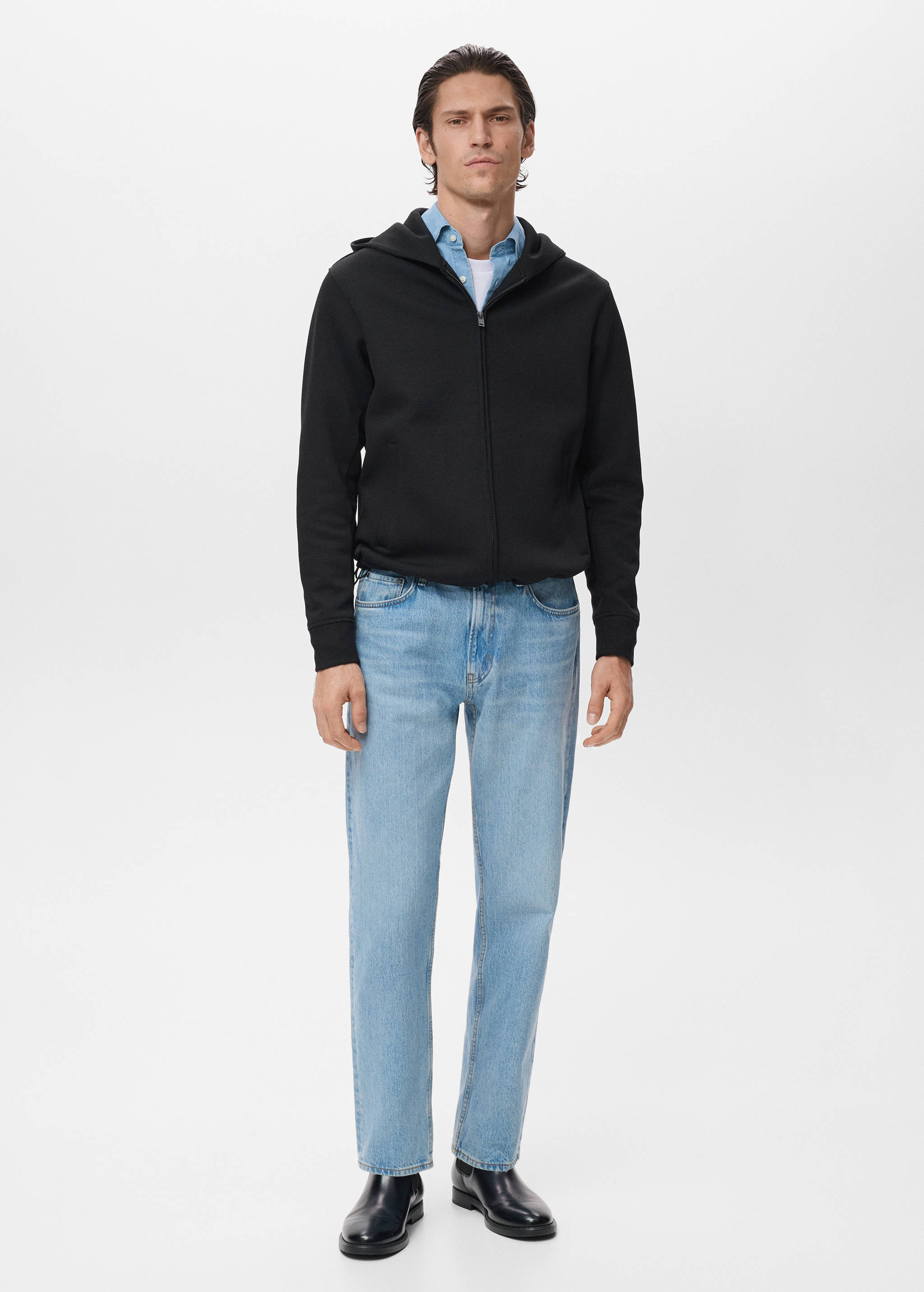 Sweatshirt com fecho de correr e capuz - Plano geral