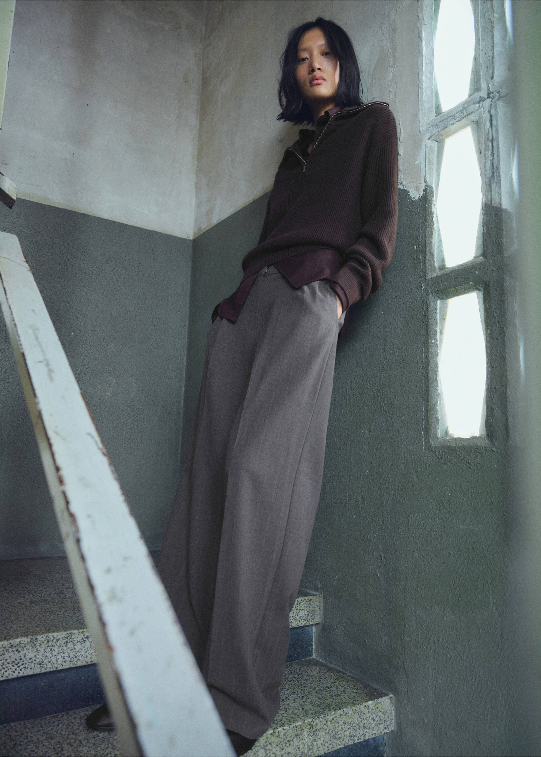 Pleated wide leg trousers - Details of the article 1, Grey. Ref: 17076349-00.