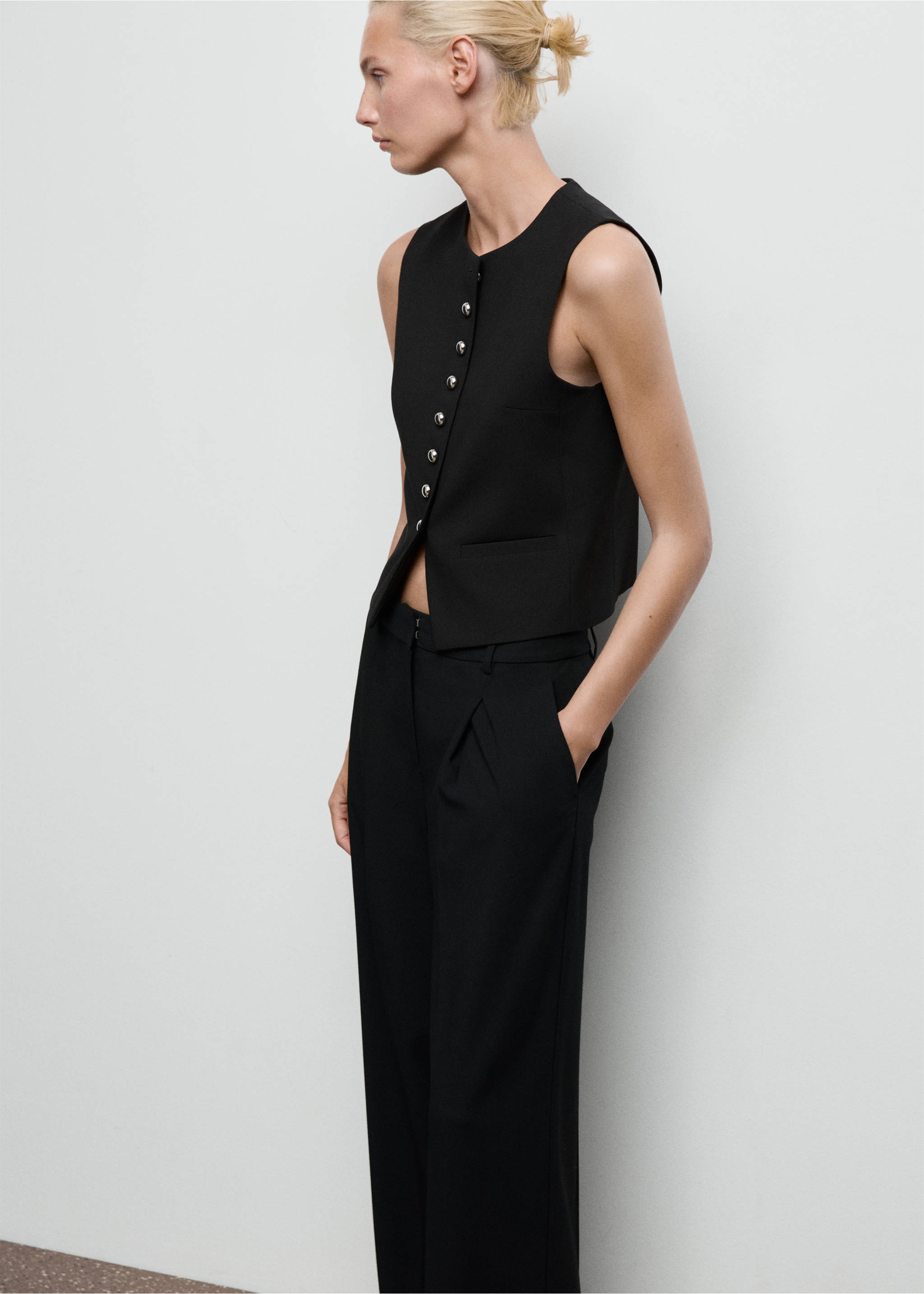 Pleated wide leg trousers - Details of the article 6, Black. Ref: 17076349-00.