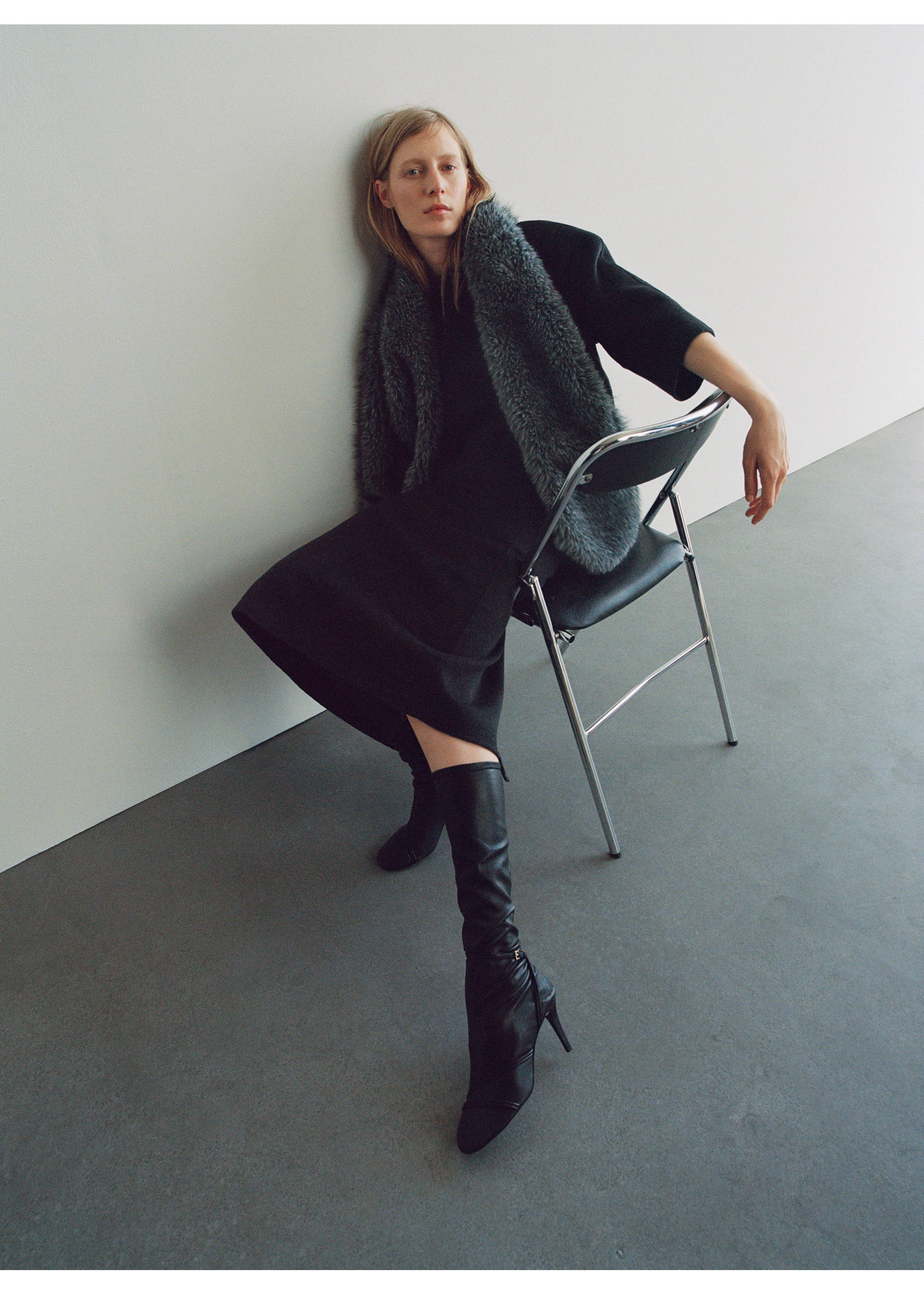 Wool midi-skirt with slit - Details of the article 9, Grey. Ref: 17076356-00.