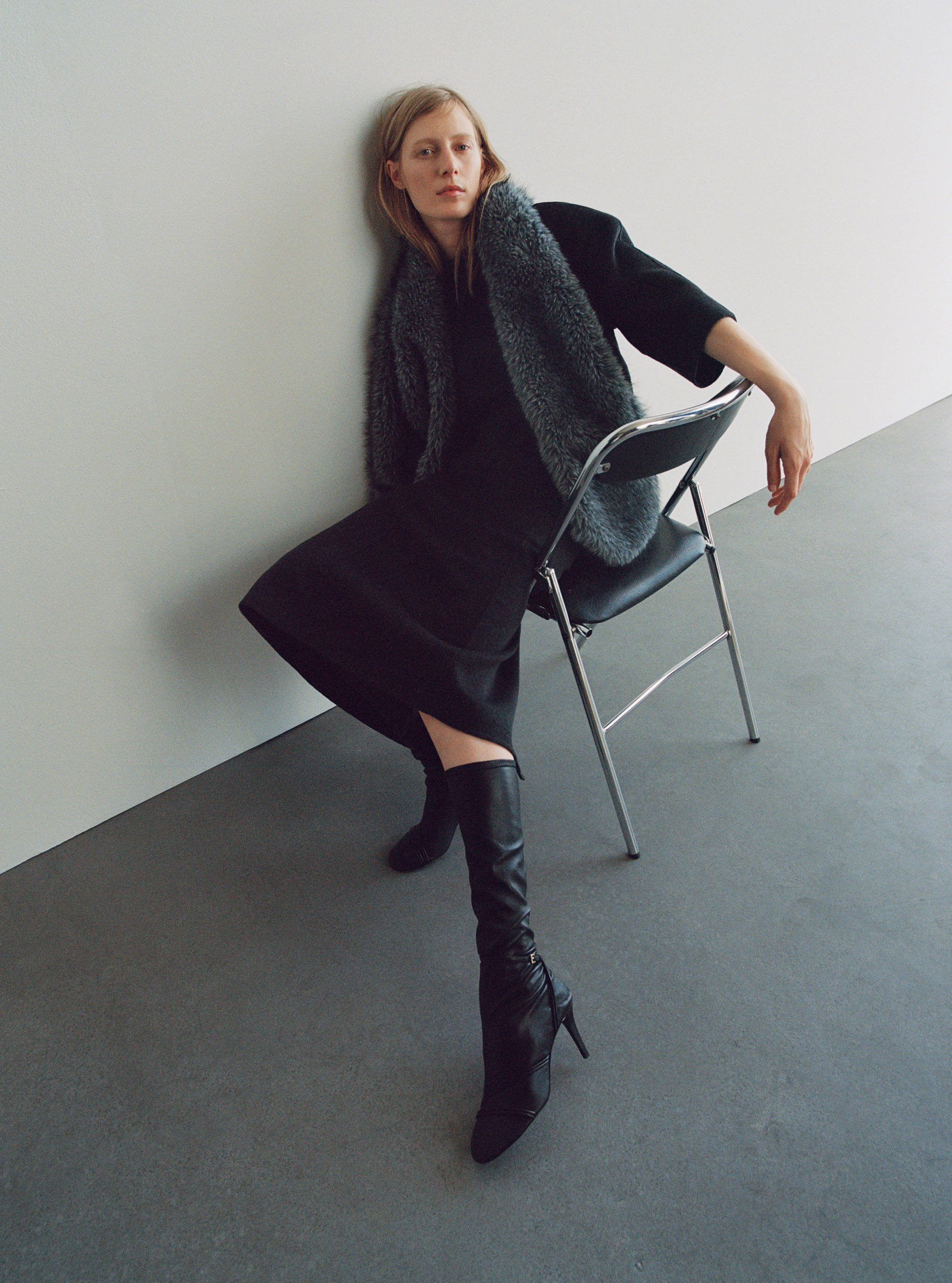 Wool midi-skirt with slit - Details of the article 9