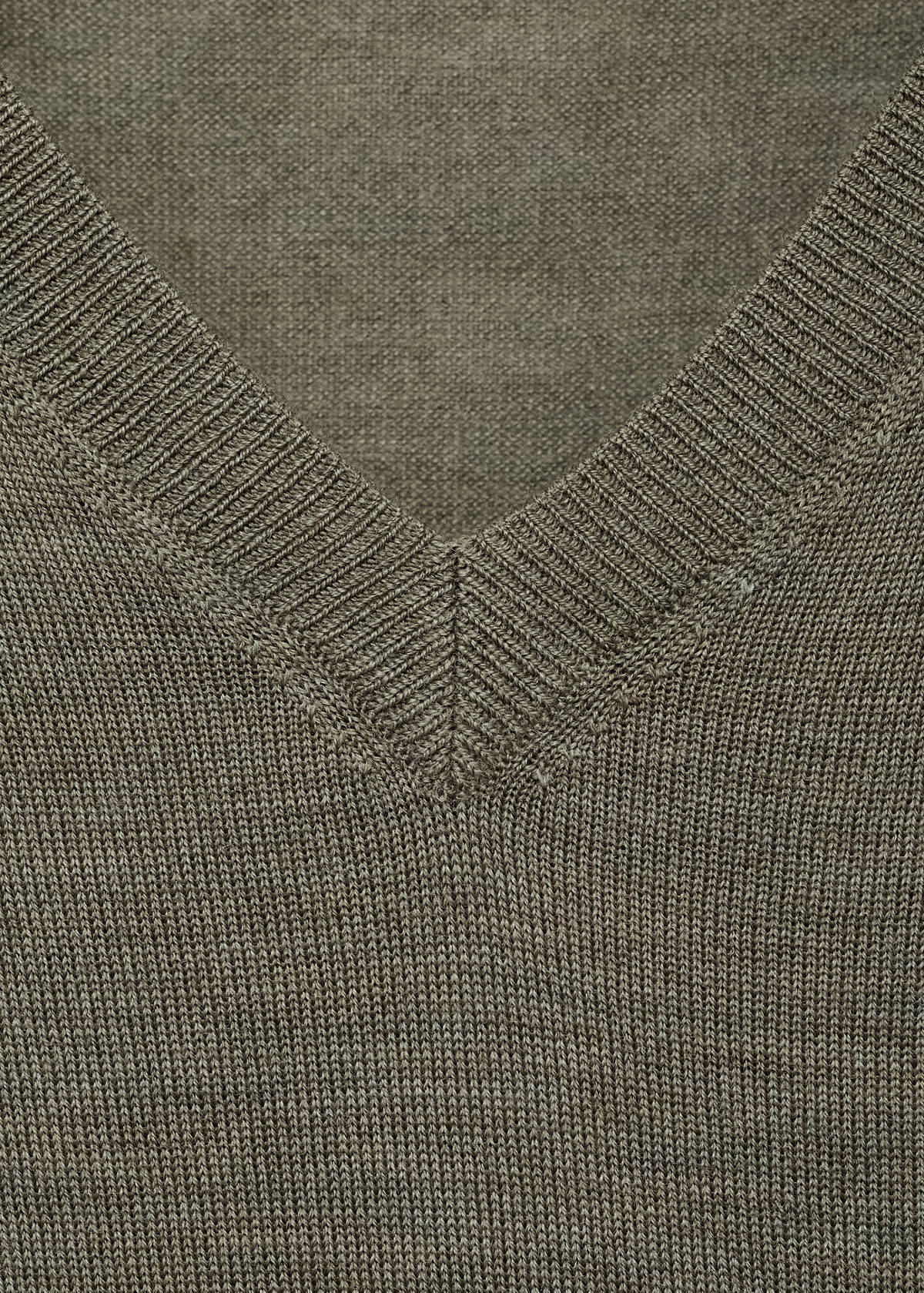 V-neck wool sweater — Green