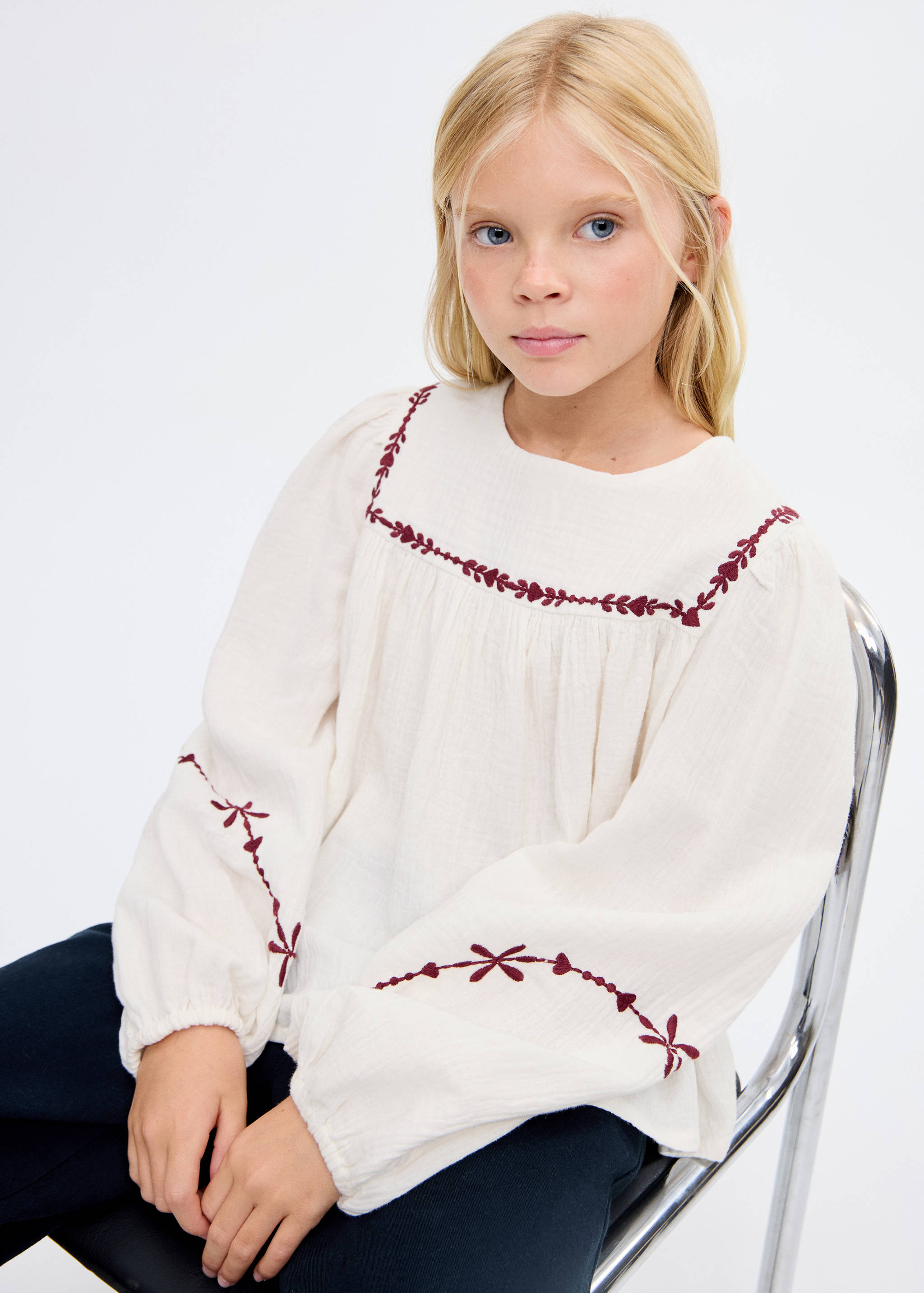 Blouse plissée à broderie - Plan moyen