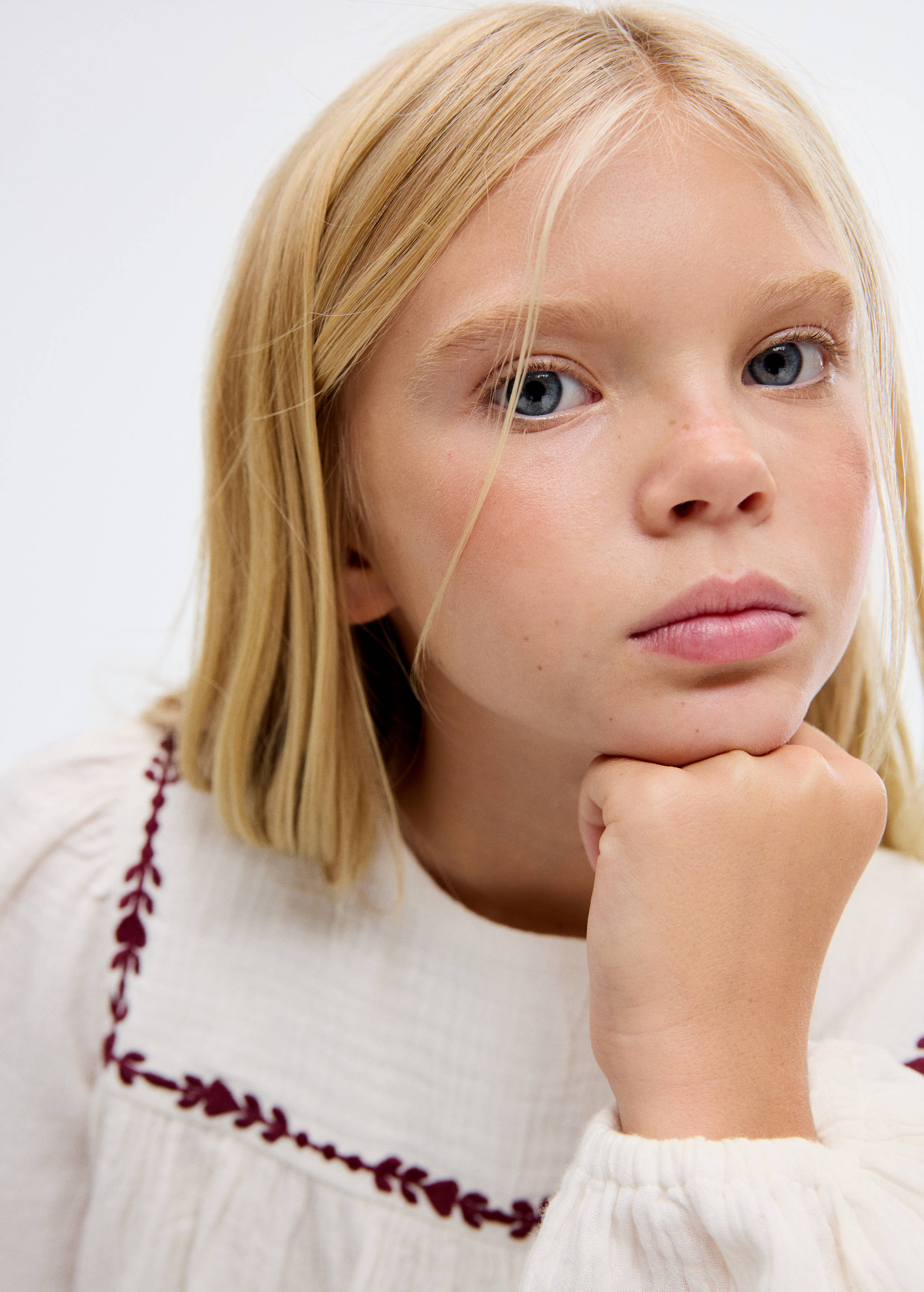Blouse plissée à broderie - Détail de l'article 1