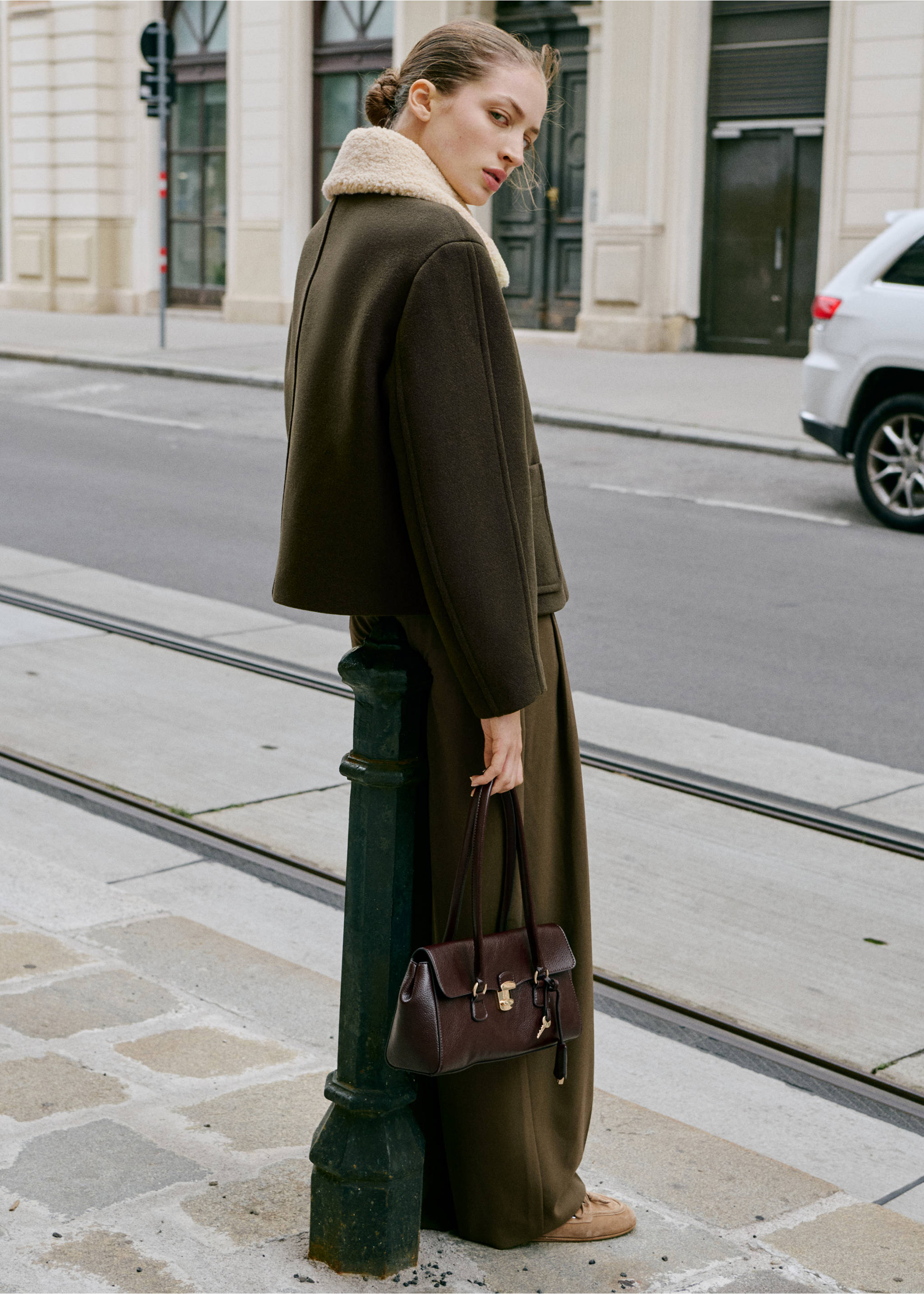 Olive-green cropped jacket with a cream faux-shearling collar, shown from the back., Khaki. Ref: 17076735-00.