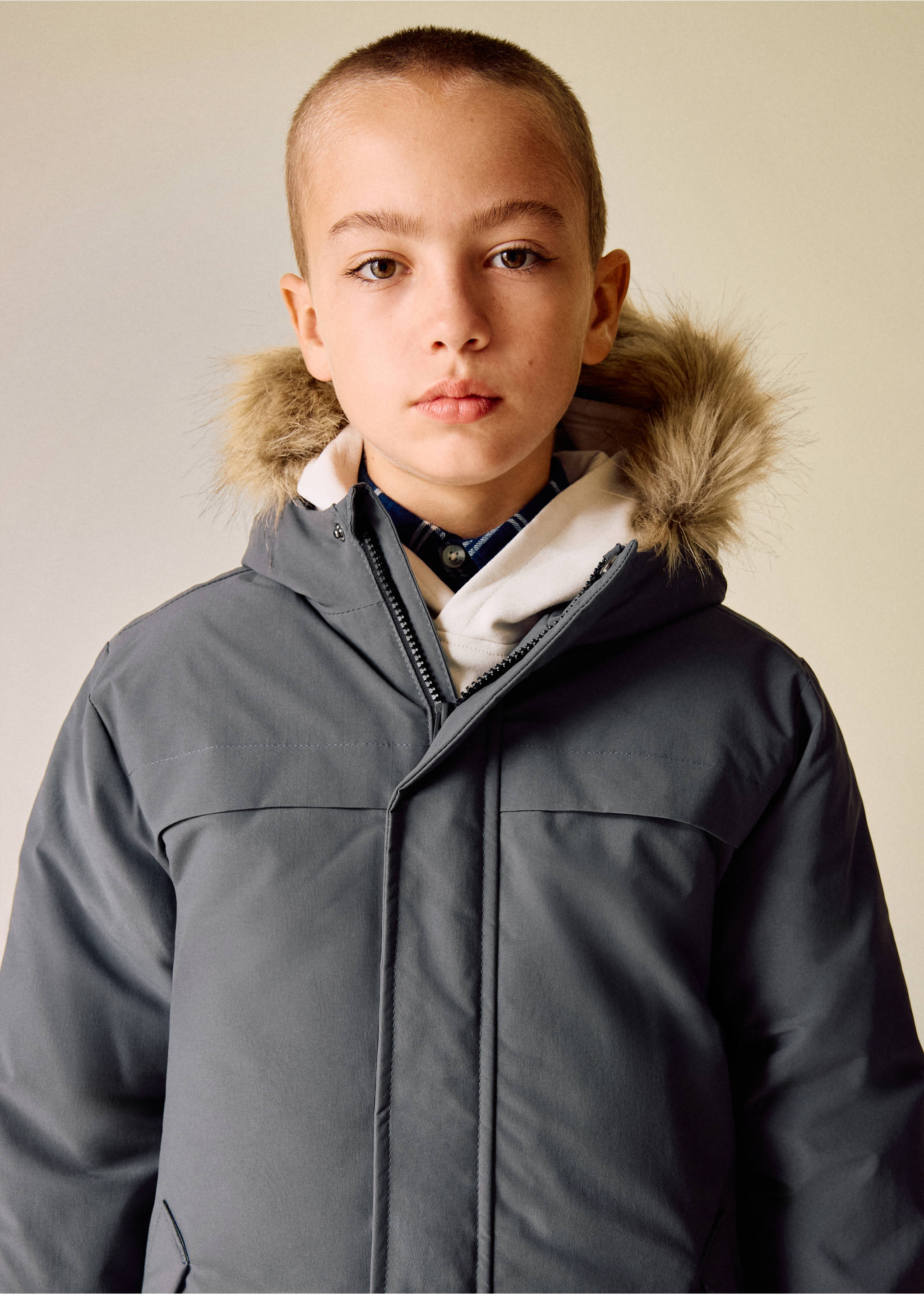 Anorak capucha pelo - Detalle del artículo 1, Gris. Ref: 17077124-00.