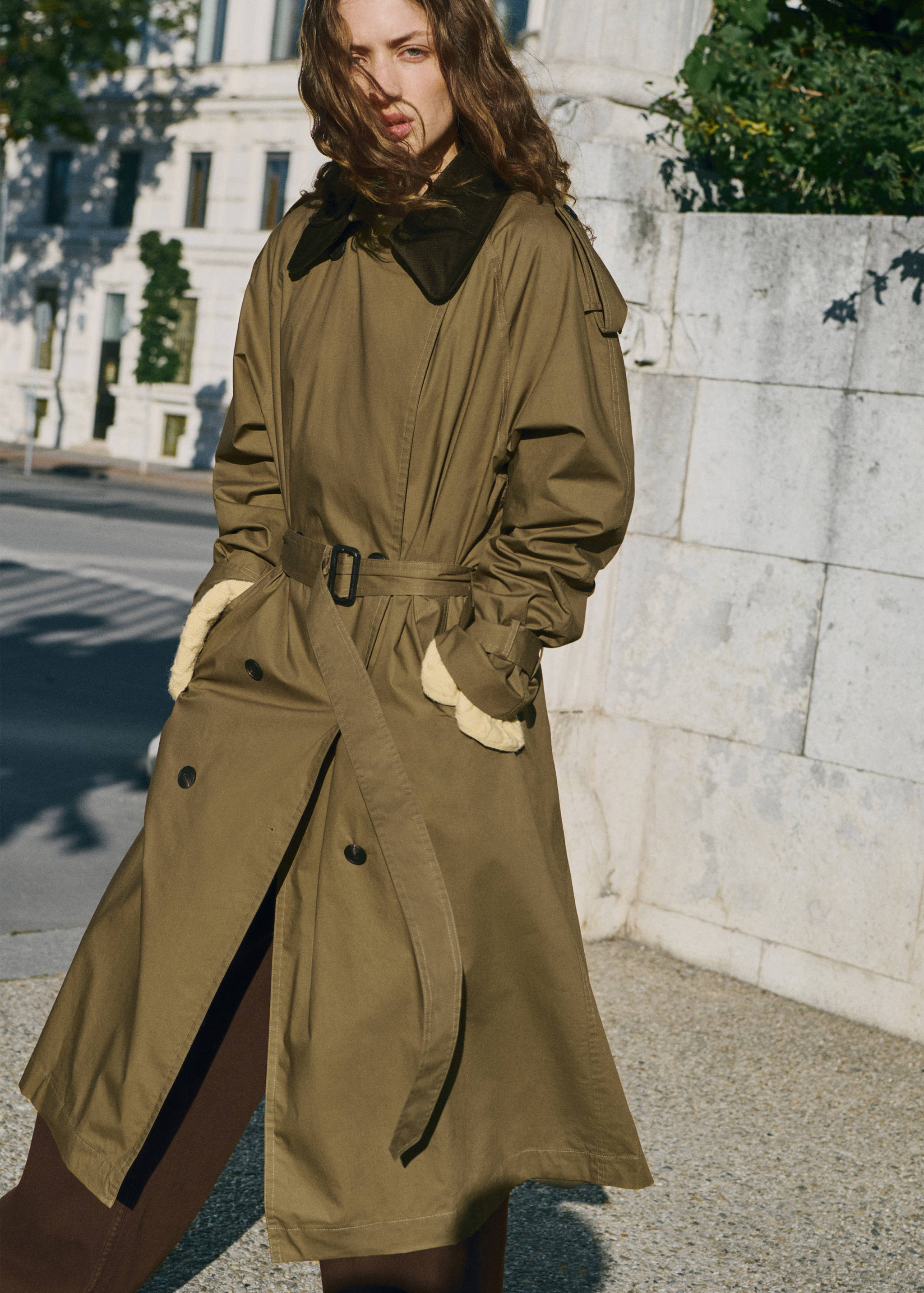 Double-breasted trenchcoat met corduroy kraag - Middenvlak