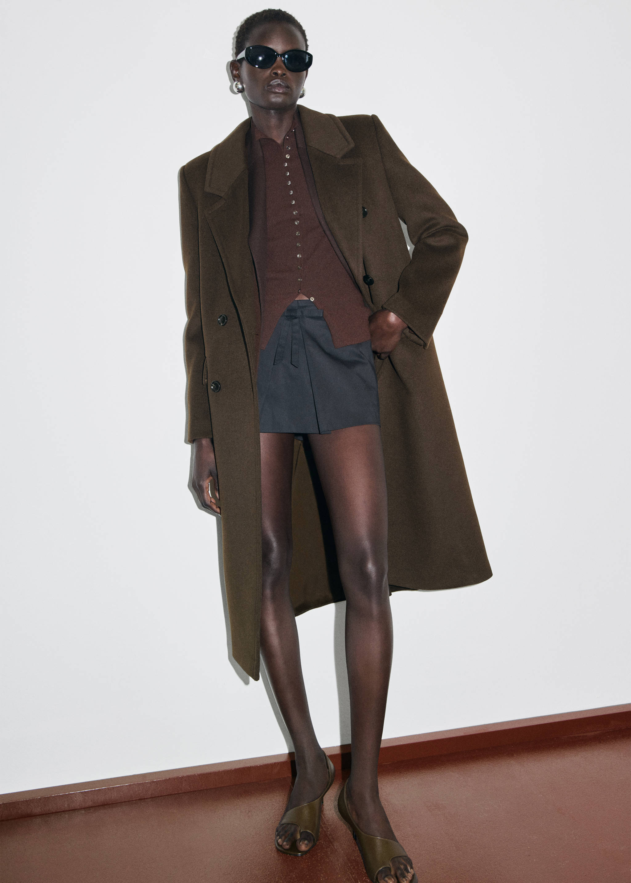 Sobretudo lã abotoadura dupla - Plano geral