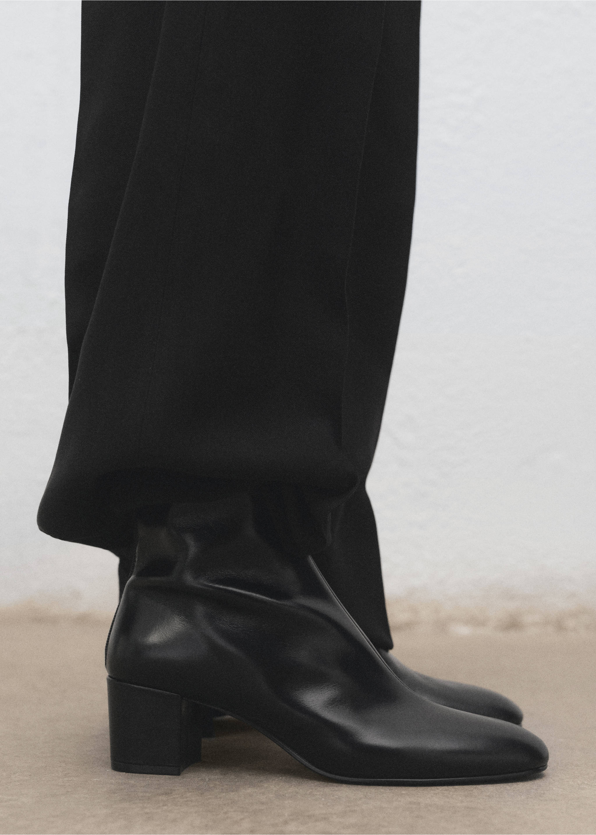 Leather ankle boots with block heel - Details of the article 9, Black. Ref: 17077776-00.