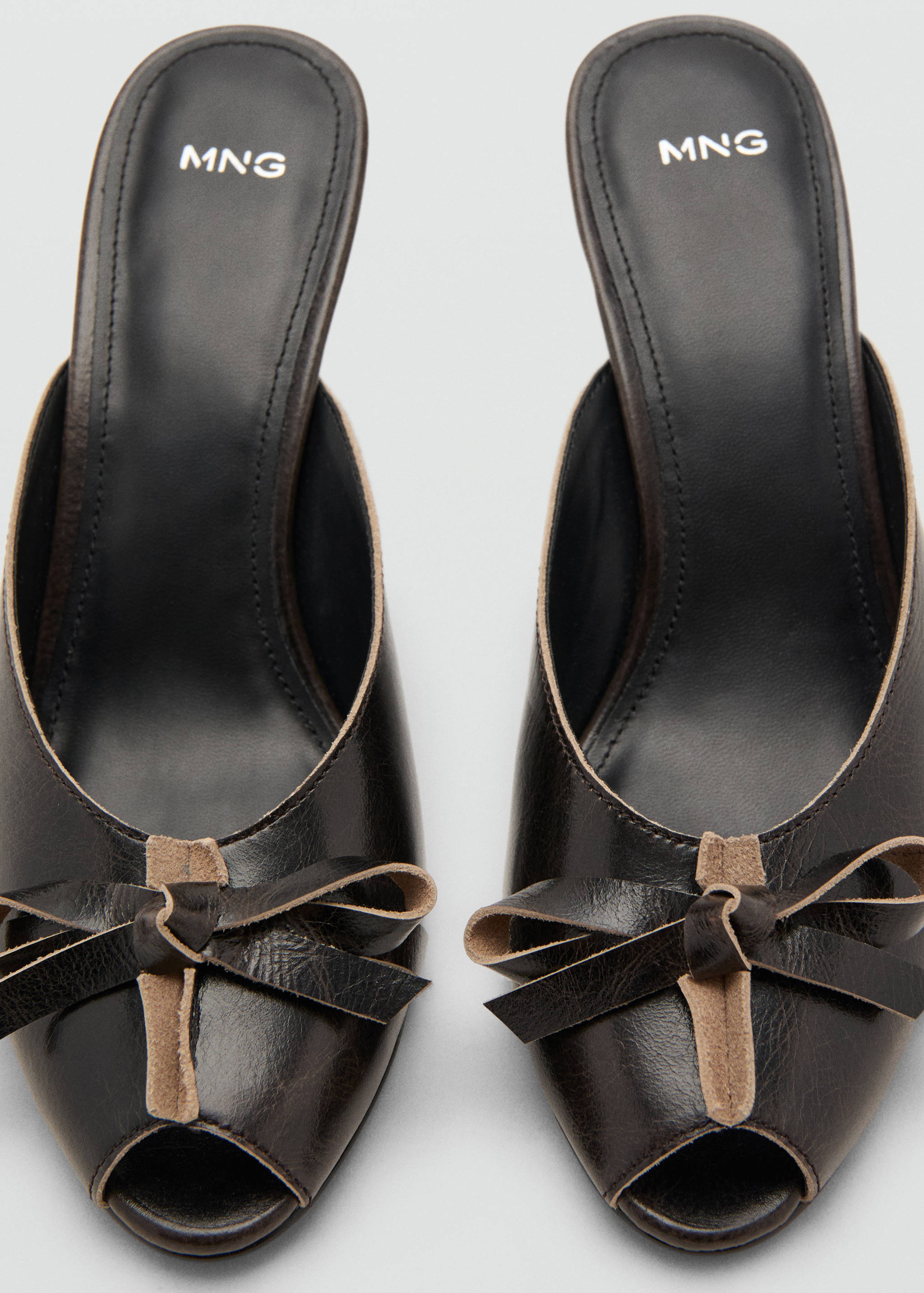 Leather high-heeled sandals with bow - Details of the article 2