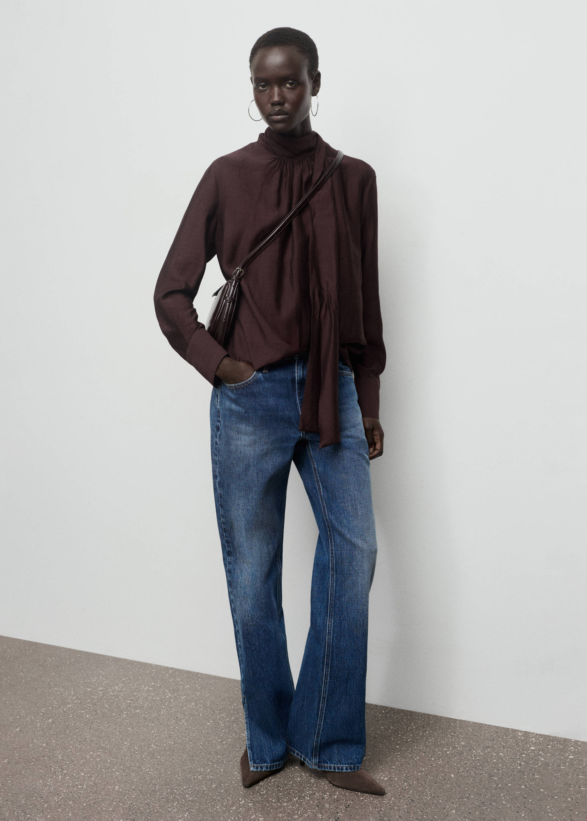 Blusa com textura e echarpe - Plano geral