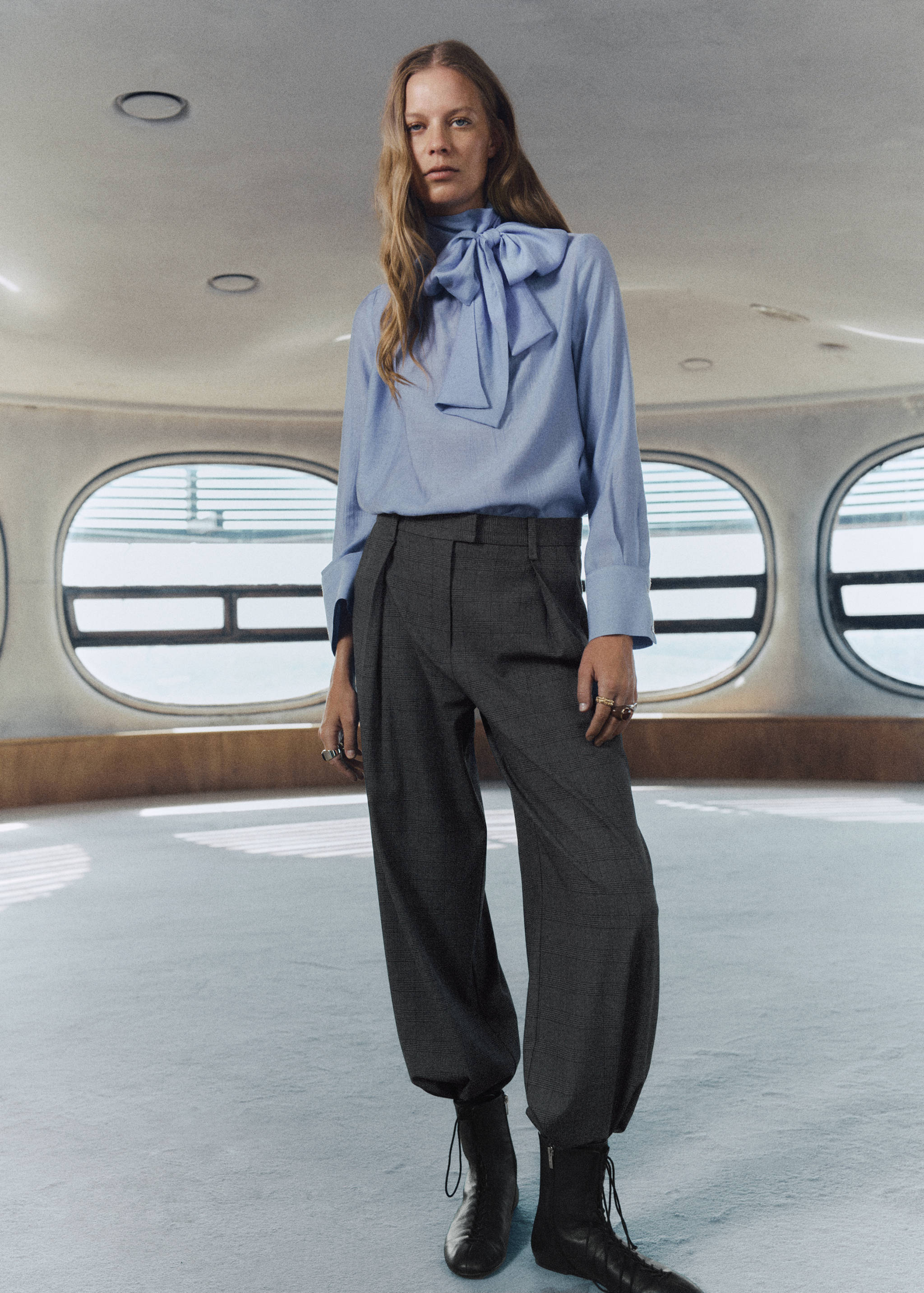 Blusa com textura e echarpe - Plano geral