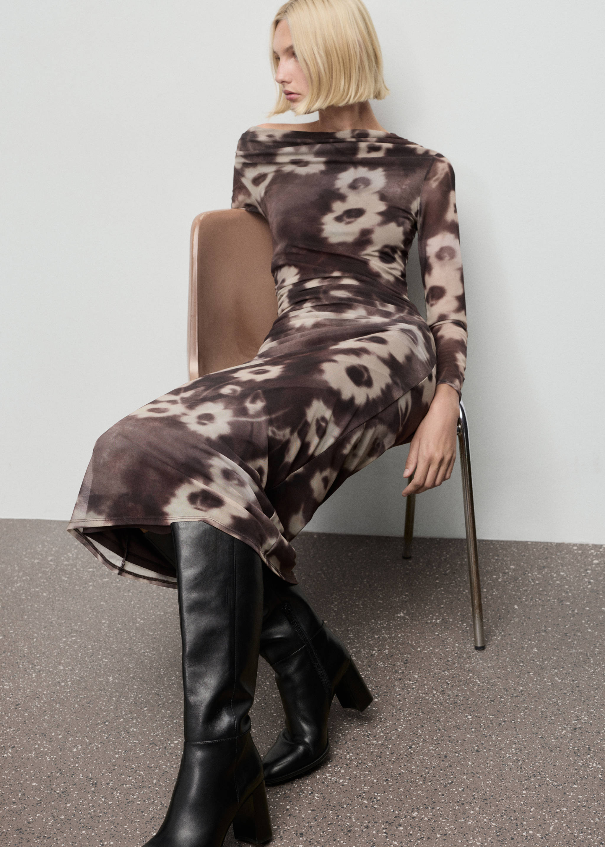 Asymmetrisches Kleid mit floralem Print - Detail des Artikels 2