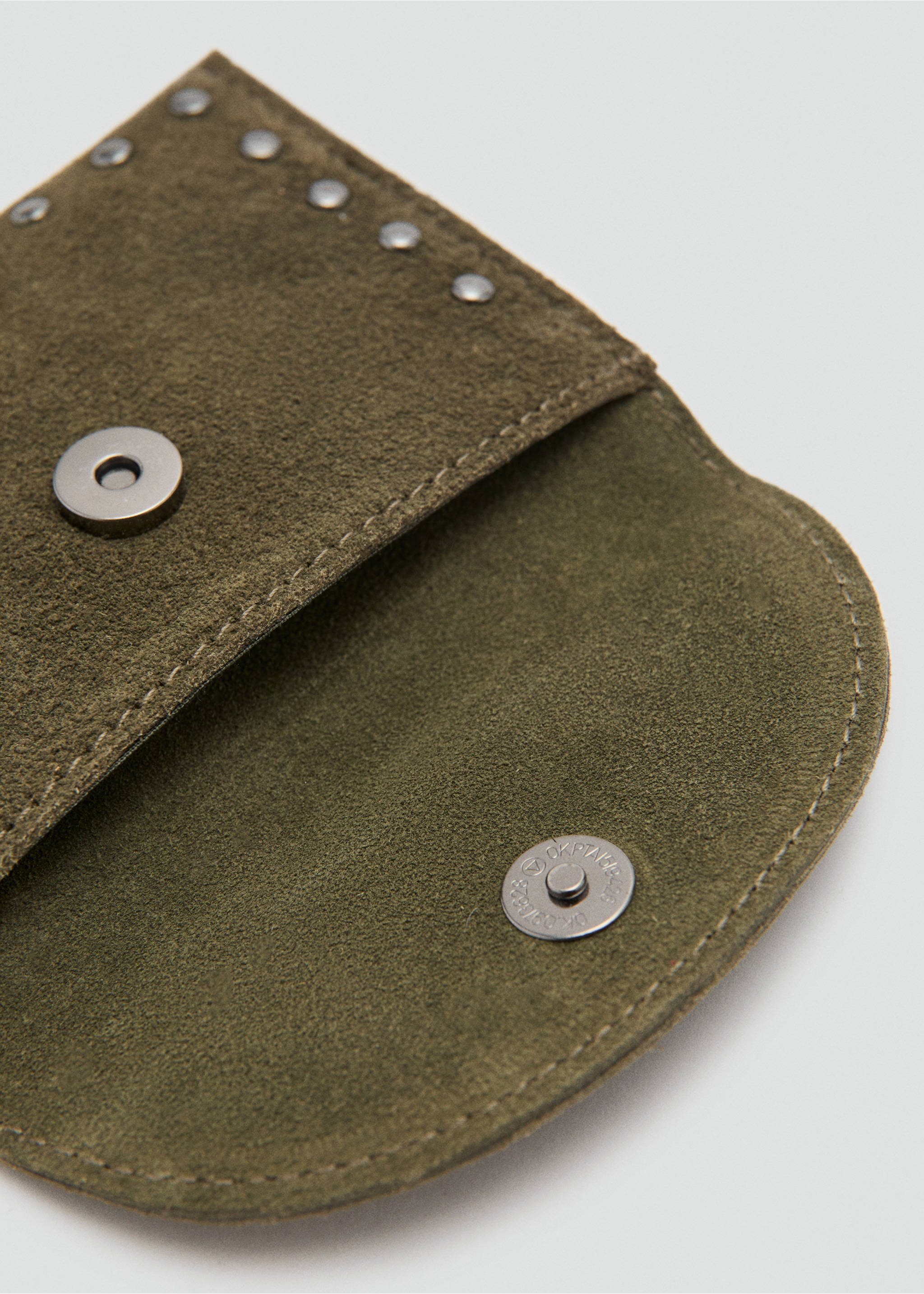 Monedero piel tachuelas - Detalle del artículo 1, Khaki. Ref: 17077891-00.