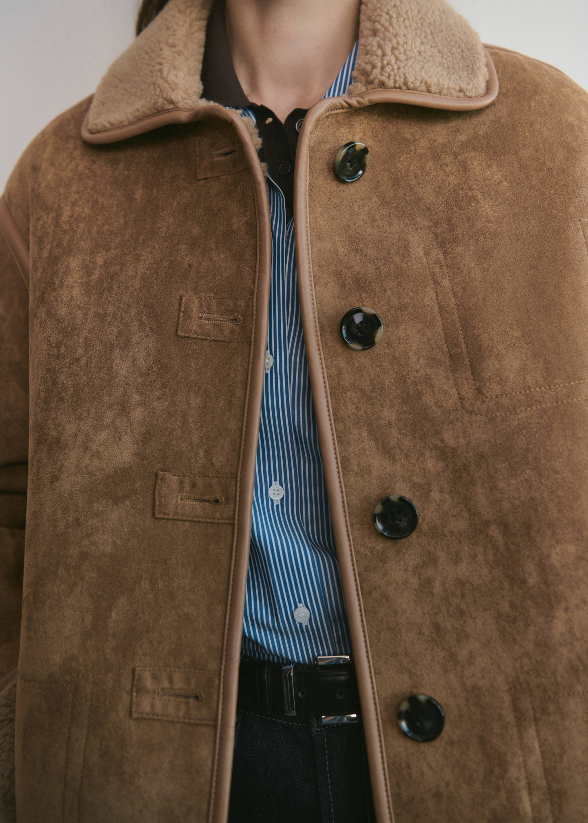 Manteau effet cuir imitation mouton - Plan moyen