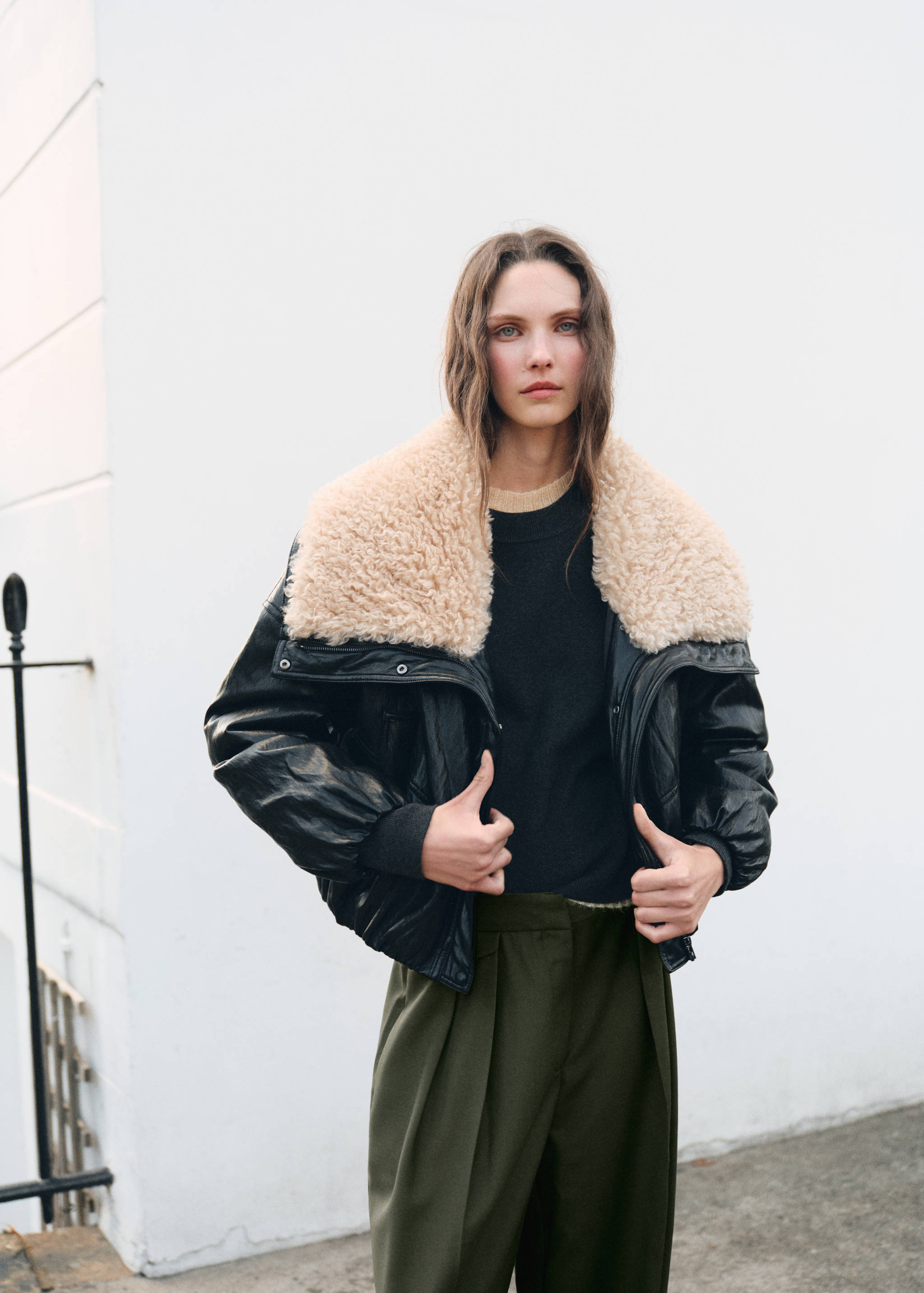 Pleated trousers with button detail - Medium plane