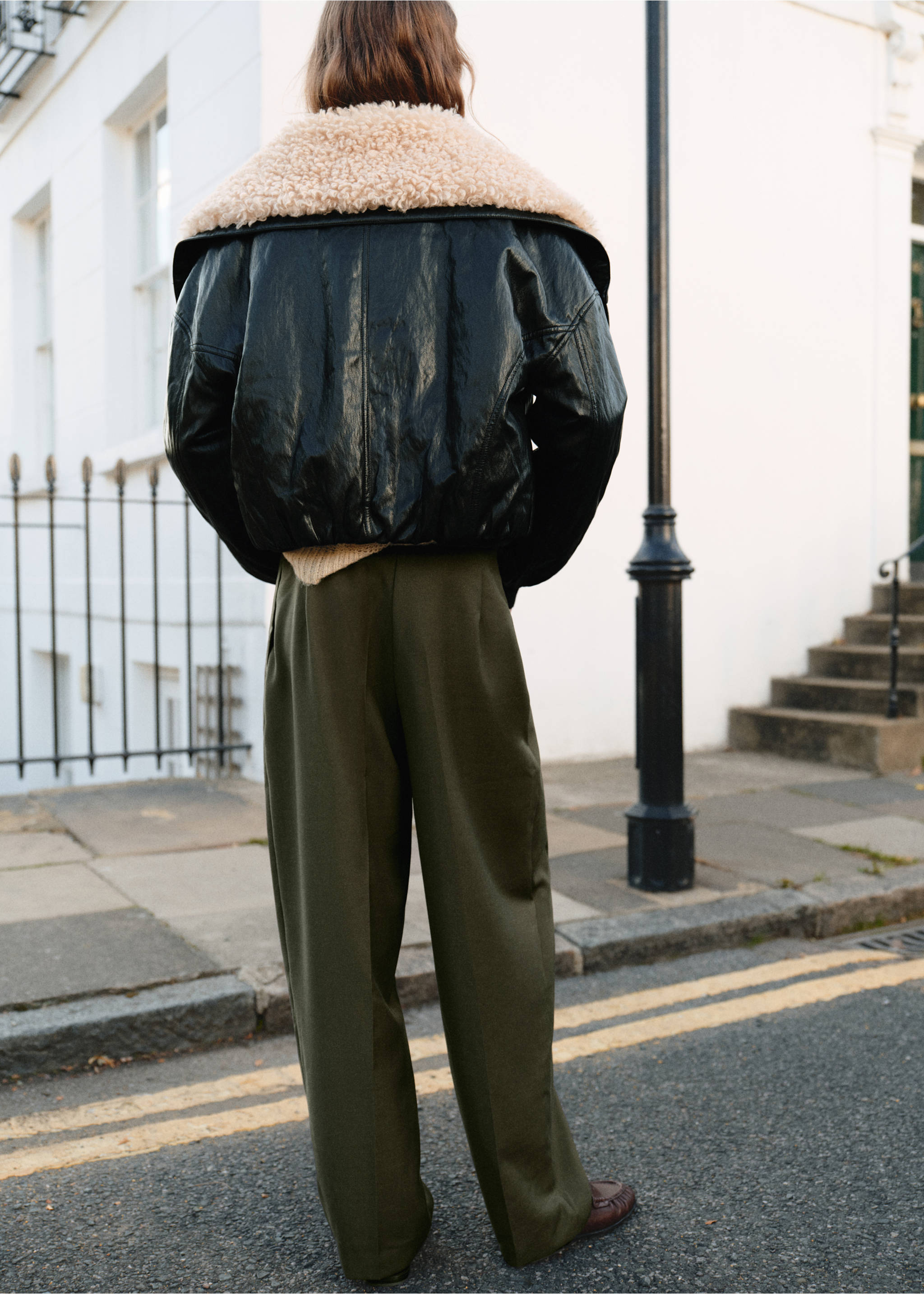 Pleated trousers with button detail - Reverse of the article, Khaki. Ref: 17077901-00.