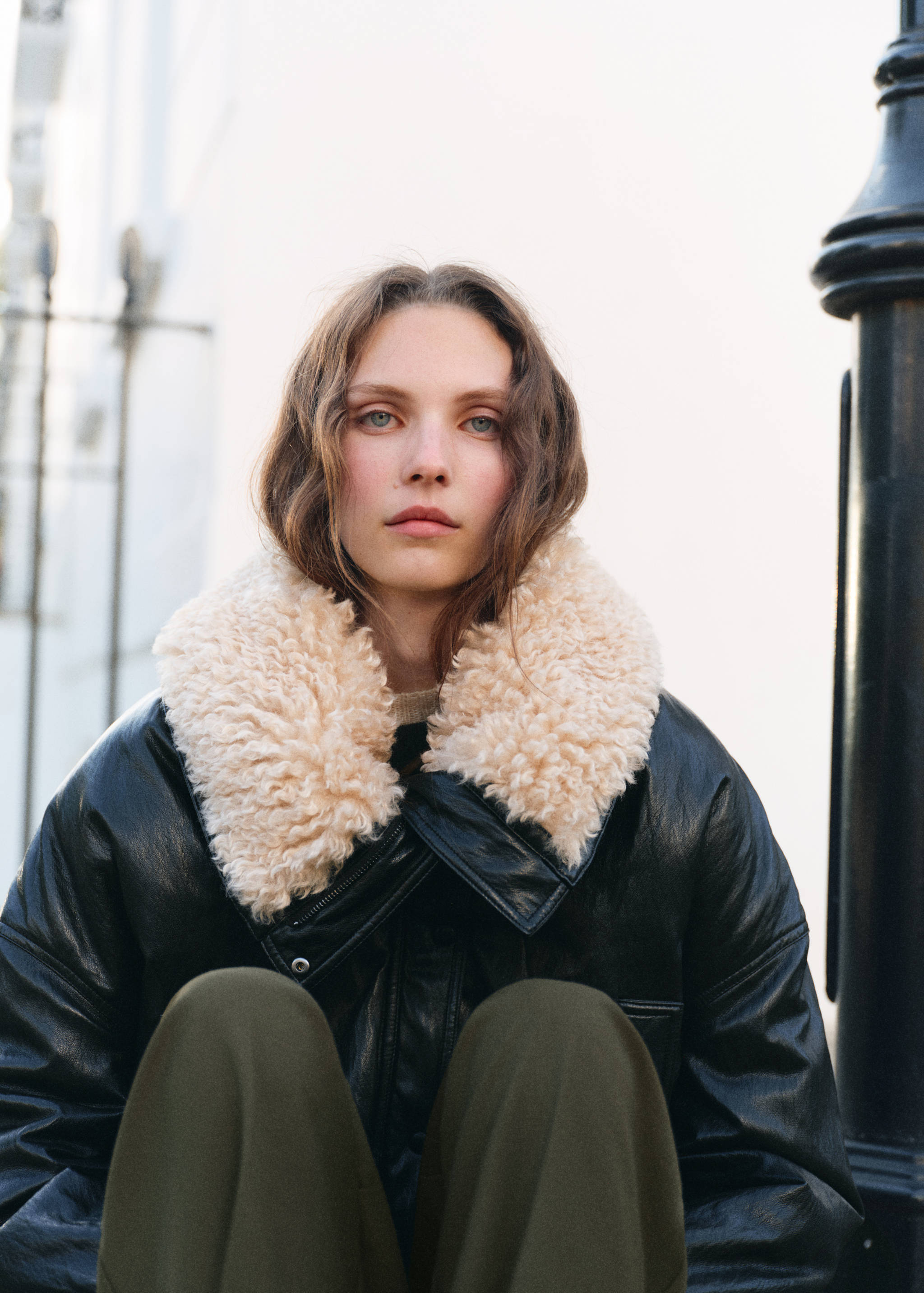 Pleated trousers with button detail - Details of the article 1