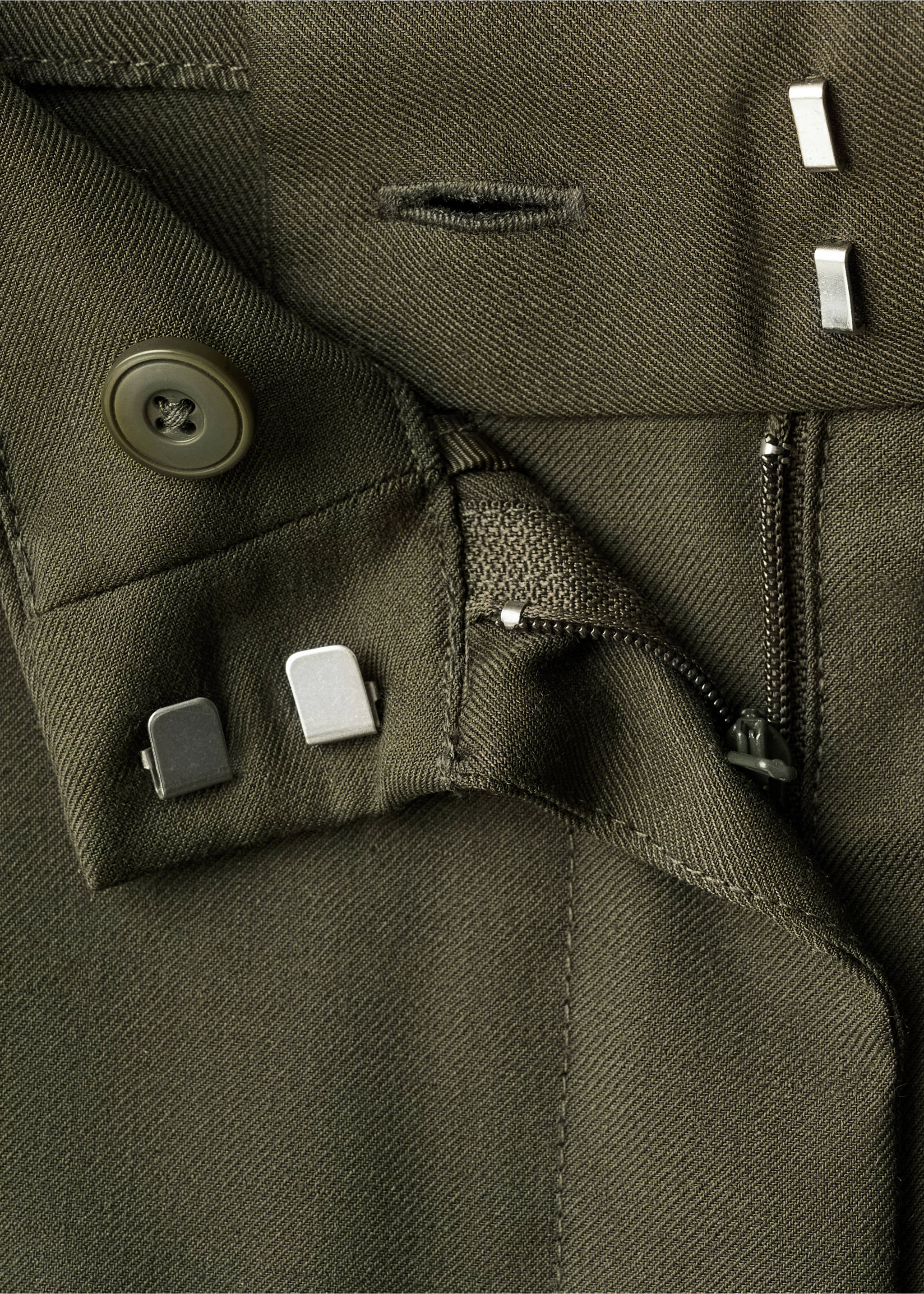 Pleated trousers with button detail - Details of the article 8, Khaki. Ref: 17077901-00.