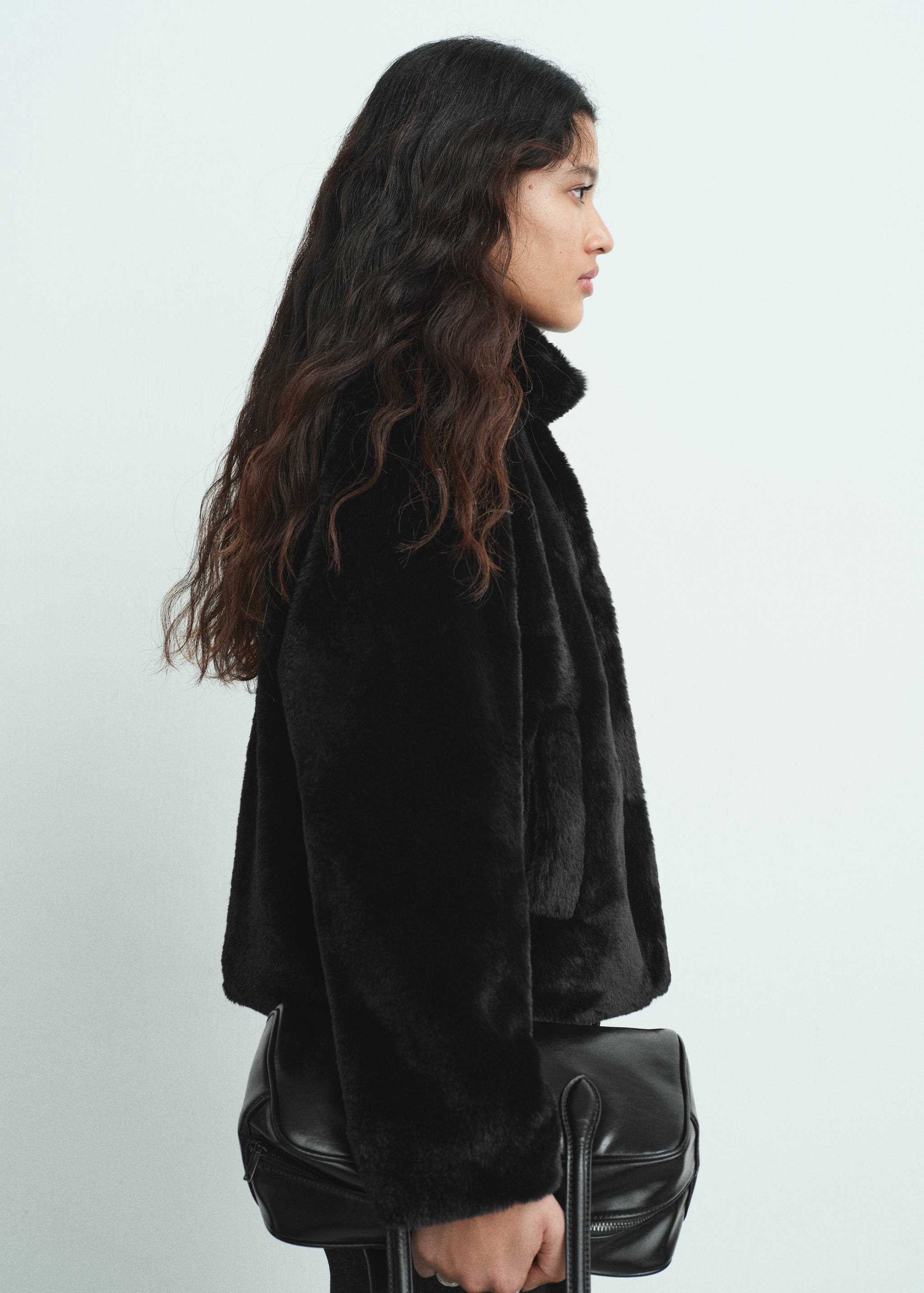 Куртка из искусственного меха - Средний план