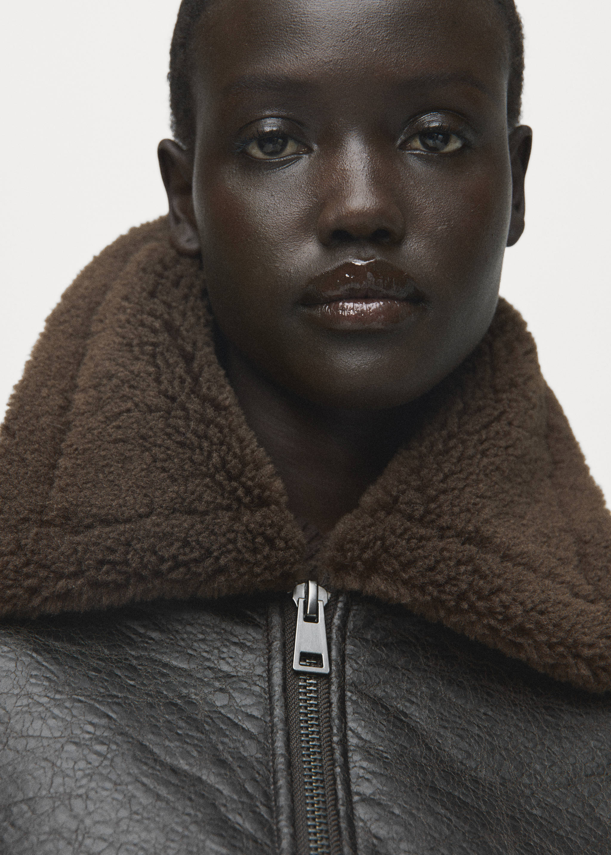 Куртка зі штучної шкіри з коміром зі штучної овчини - Детальніше про товар 6