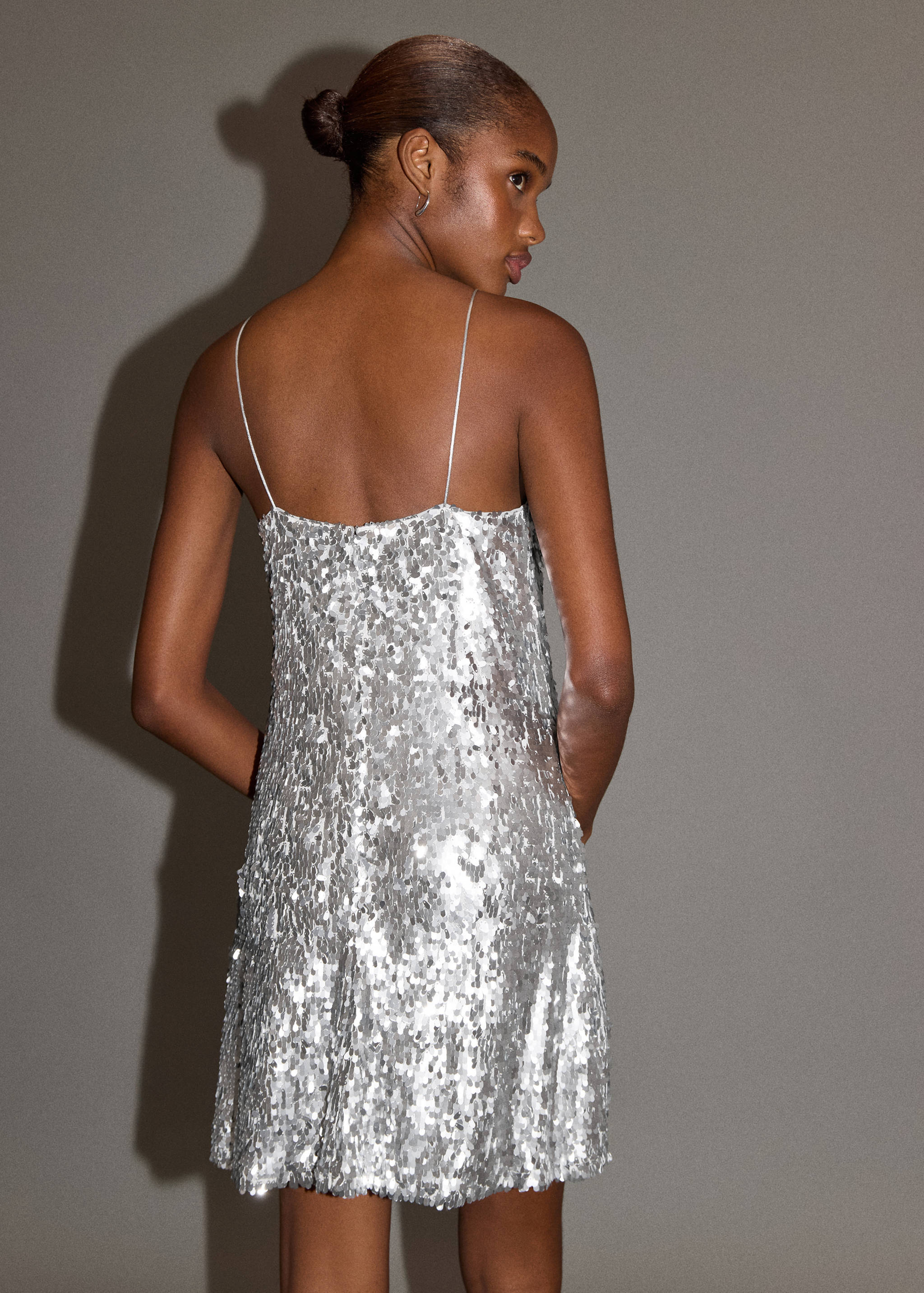 Short dress with sequins - Reverse of the article