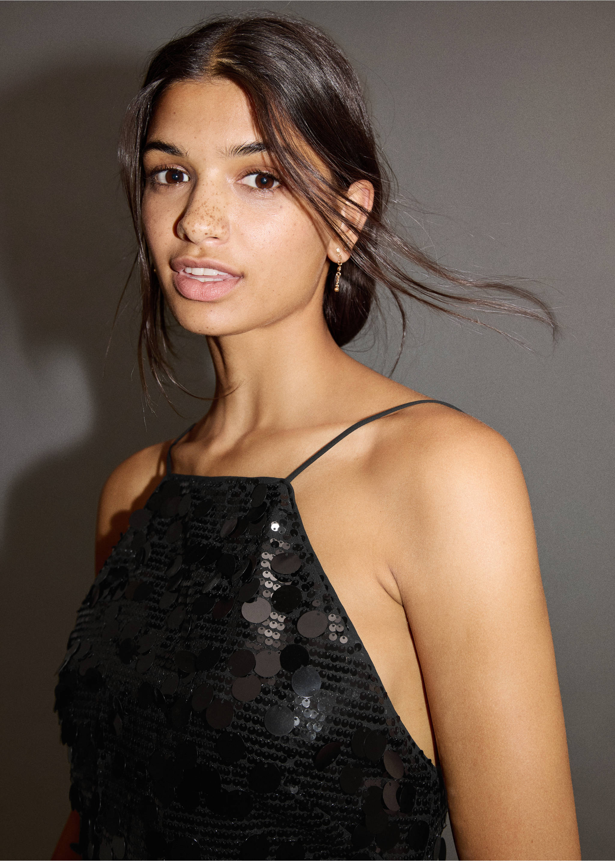 Короткое платье с пайетками - Деталь изделия 1, Черный. Ref: 17078632-00.