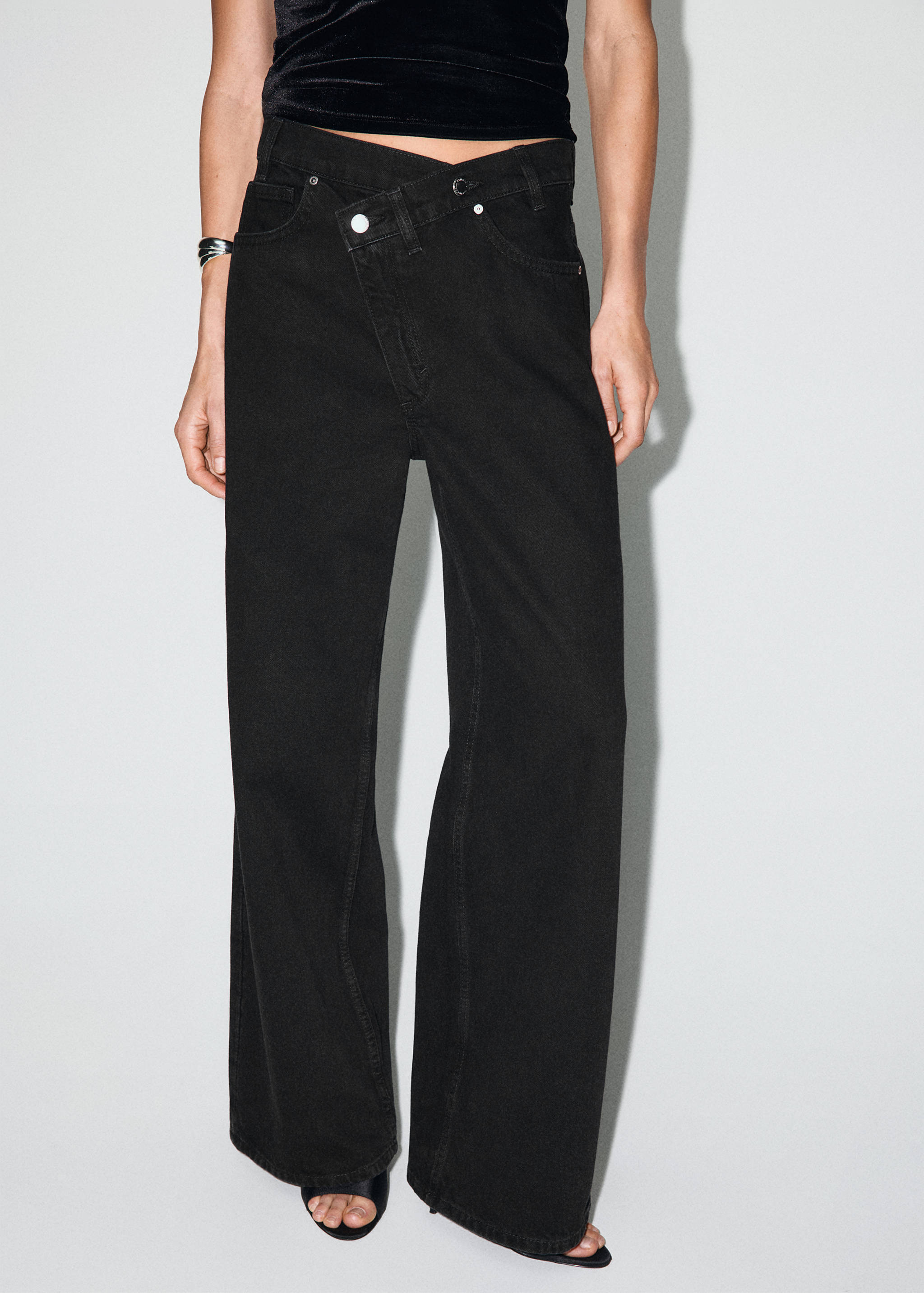 Wide leg mid-rise jeans with a crossover waistband - Medium plane