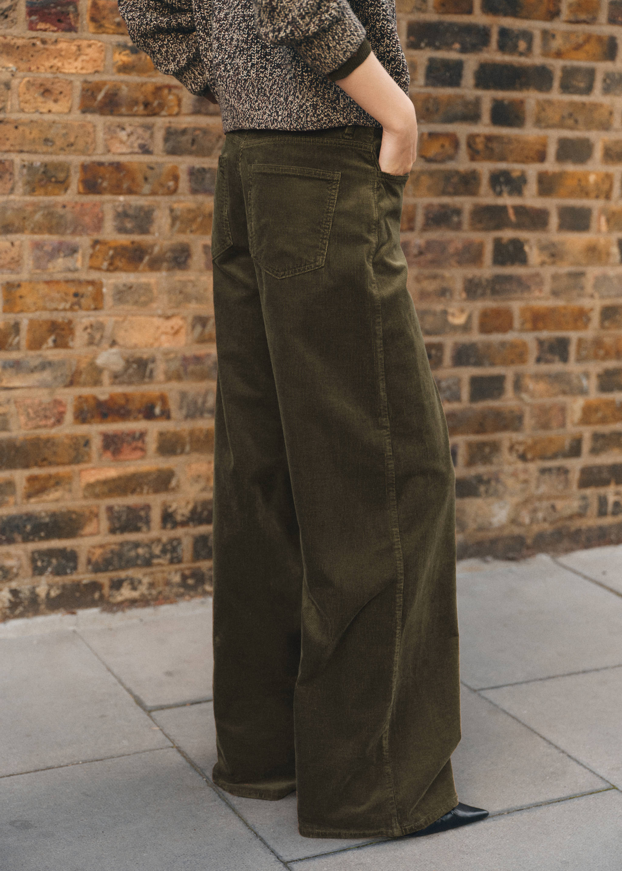 Jean large en velours côtelé - Plan moyen