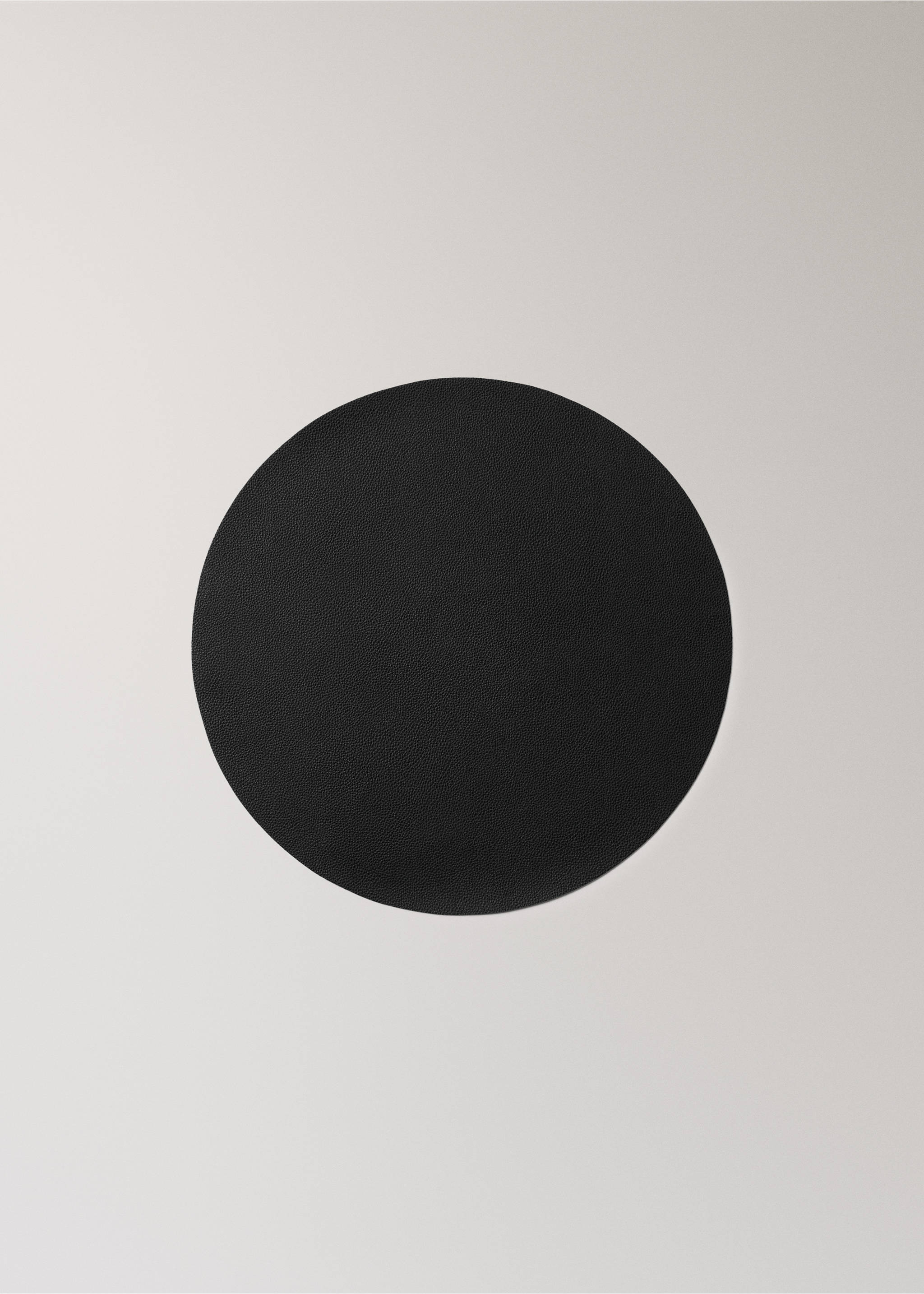 Round leather-effect placemat - Article without model, Black. Ref: 17079110-00.