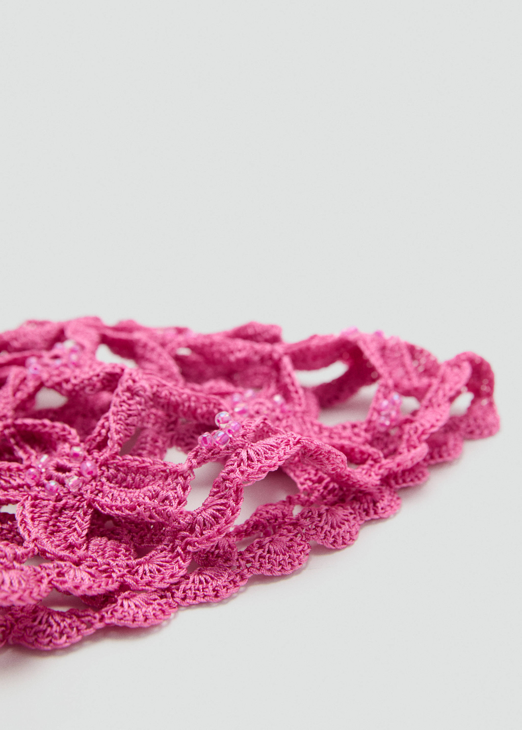 Gorro de croché com estrelas - Plano médio