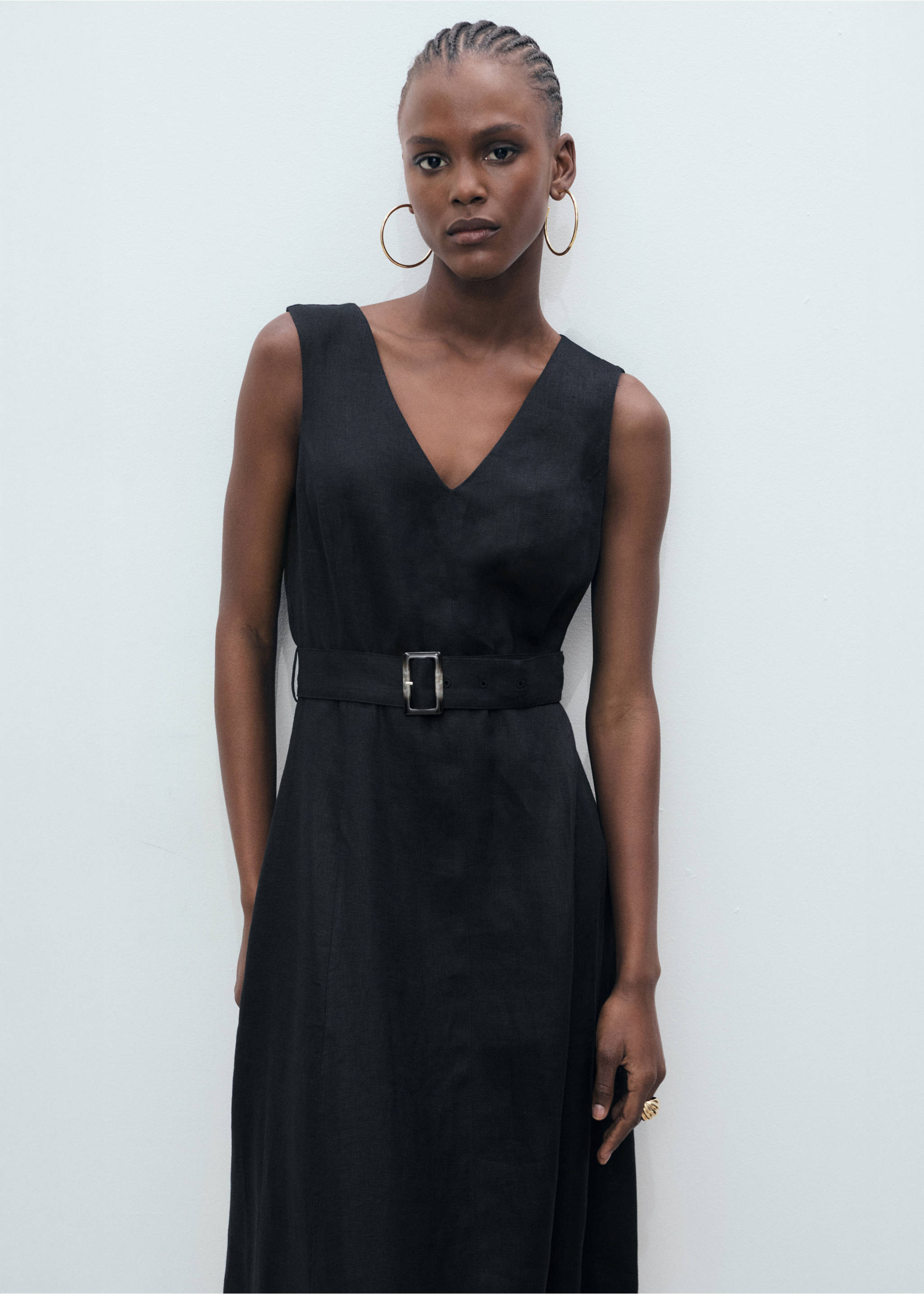 Расклешенное льняное платье с поясом - Средний план, Черный. Ref: 17081134-00.