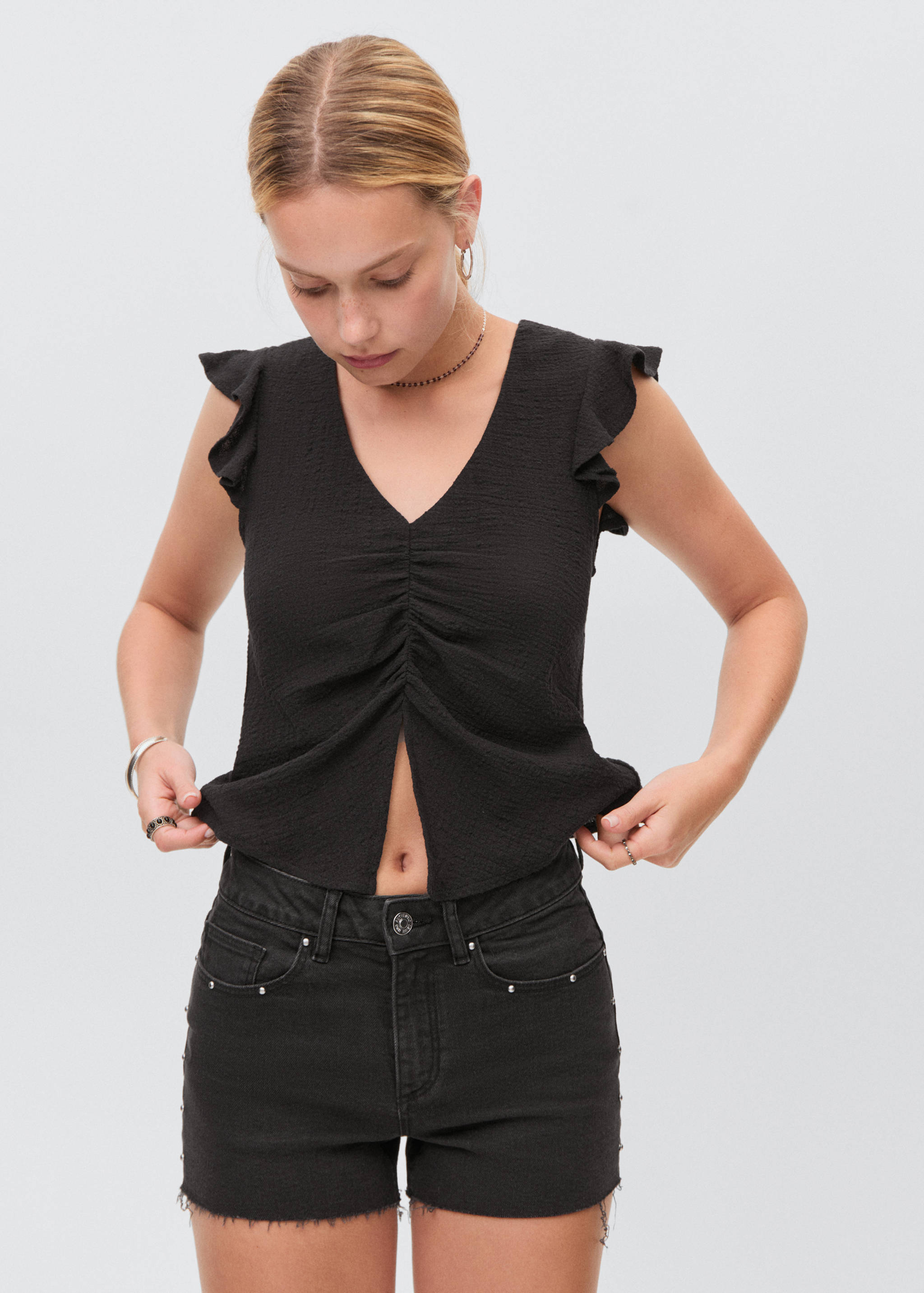 Bluzka z falbankami na rękawie - Plan średni