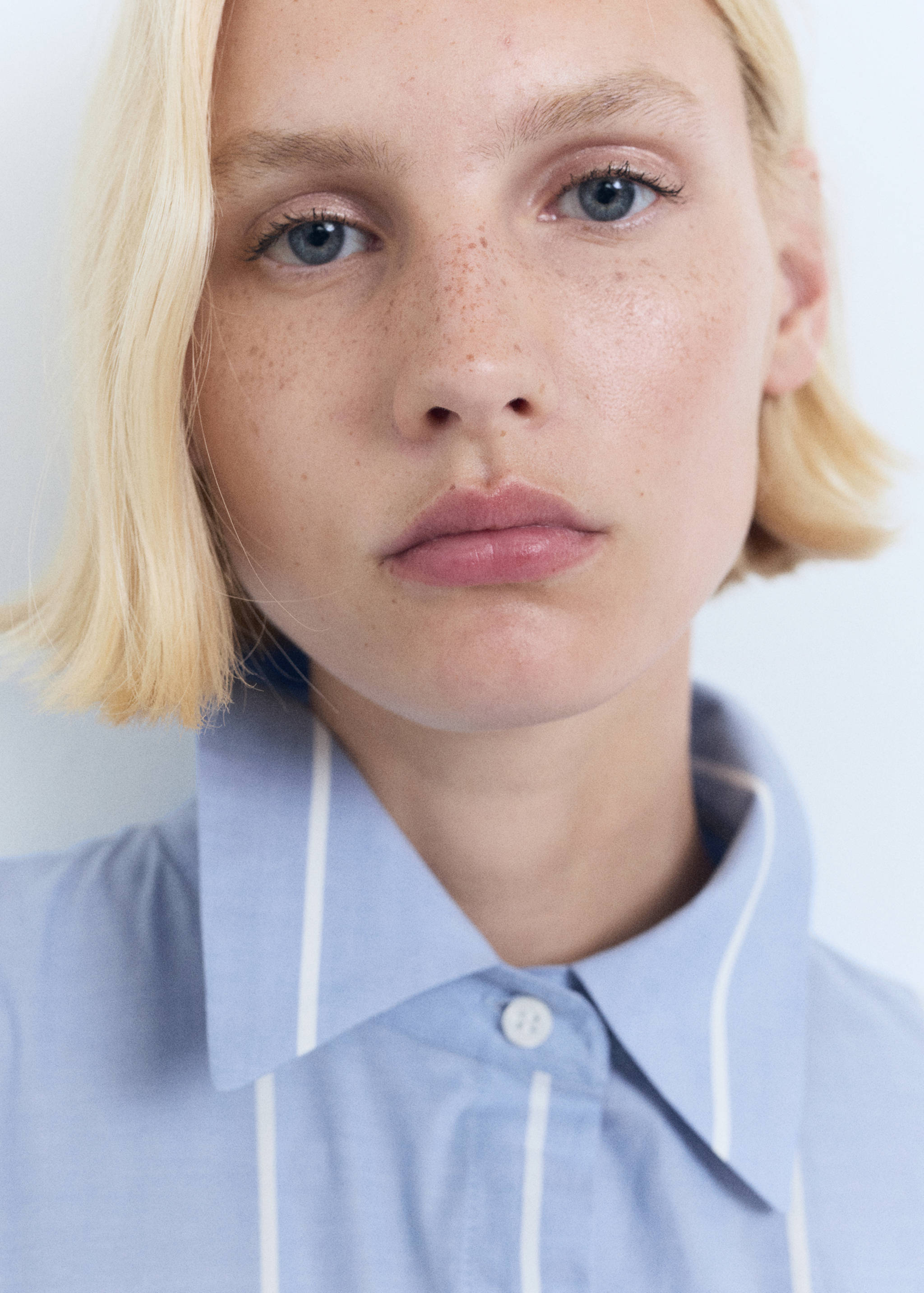 Koszulowa sukienka w paski z węzłem - Szczegóły artykułu 1