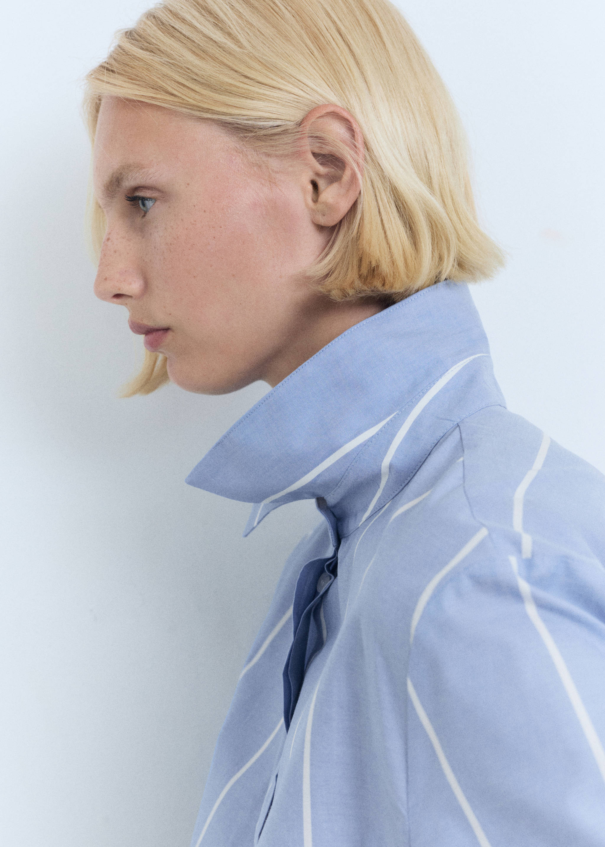 Koszulowa sukienka w paski z węzłem - Szczegóły artykułu 2