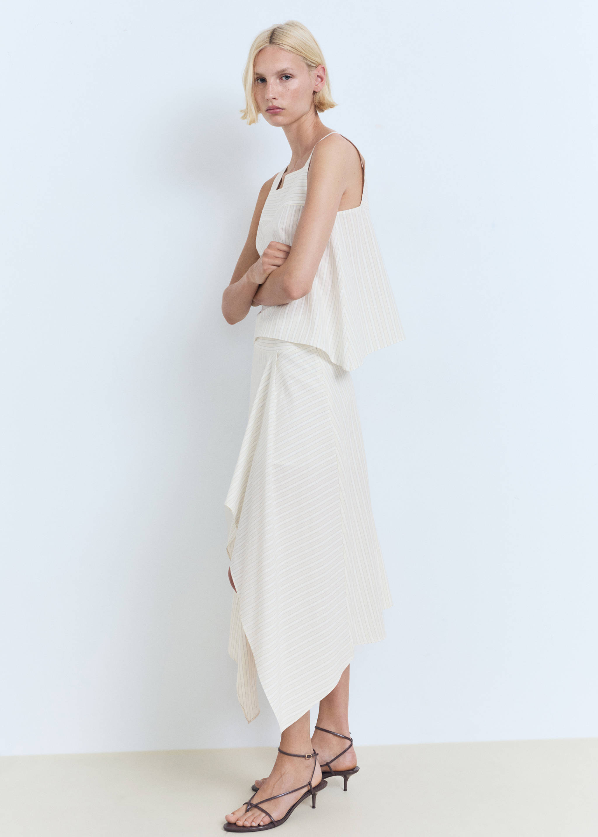 Saia assimétrica às riscas - Plano geral