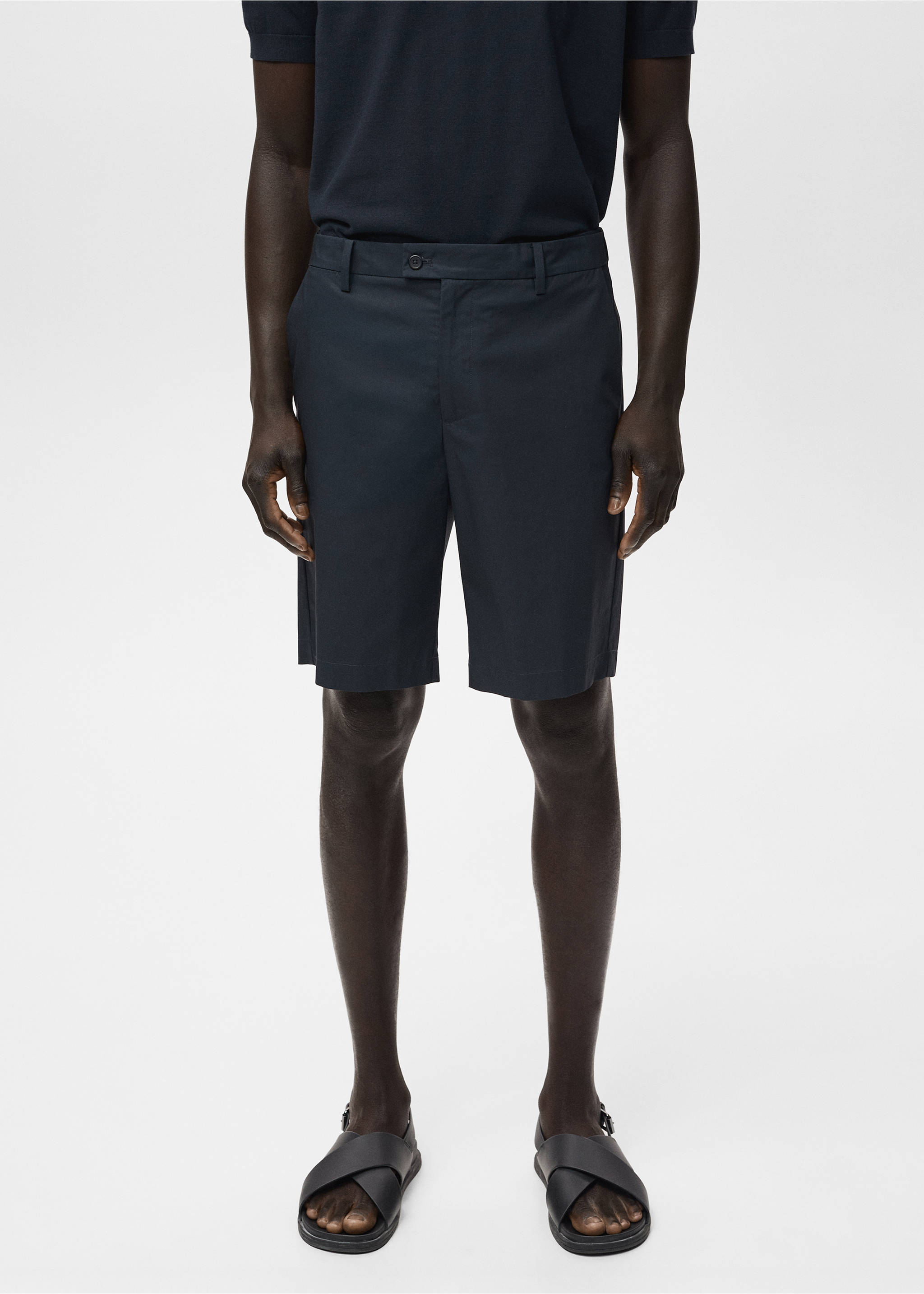 Dark navy blue bermuda shorts with a structured waistband., Navy. Ref: 17081161-00.