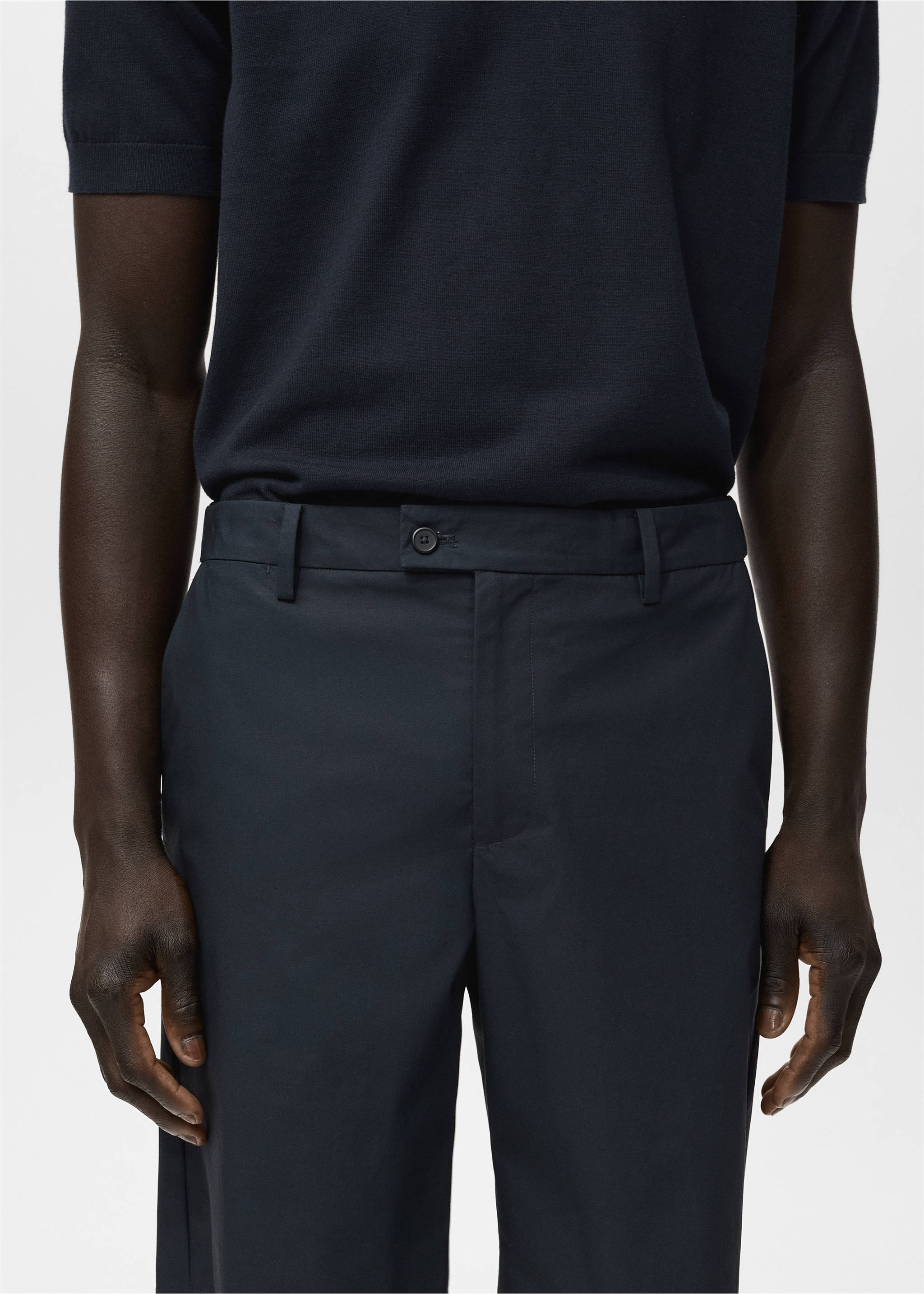 Navy blue bermuda shorts with a structured waistband and button closure., Navy. Ref: 17081161-00.