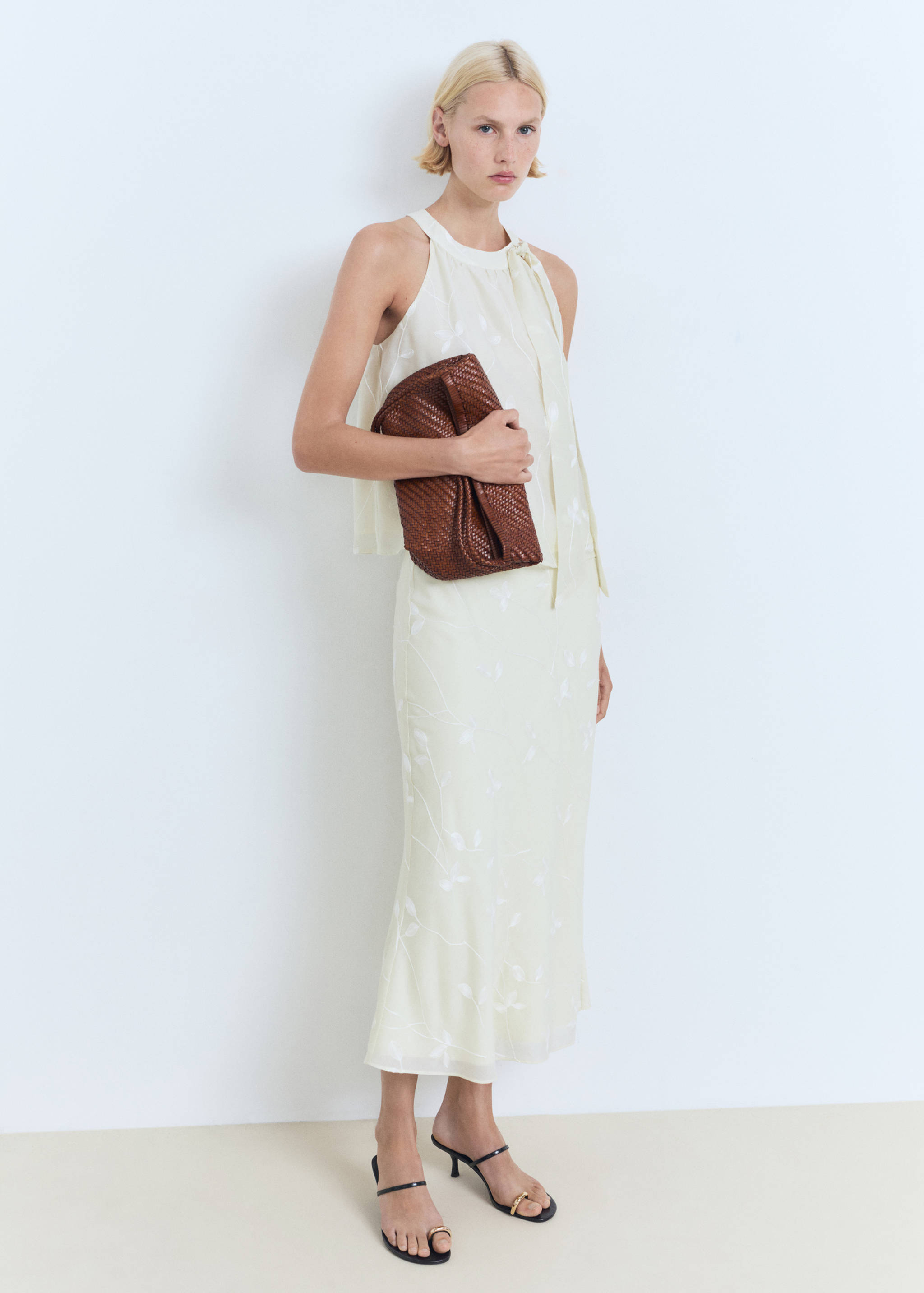 Saia pelo joelho às flores - Plano geral