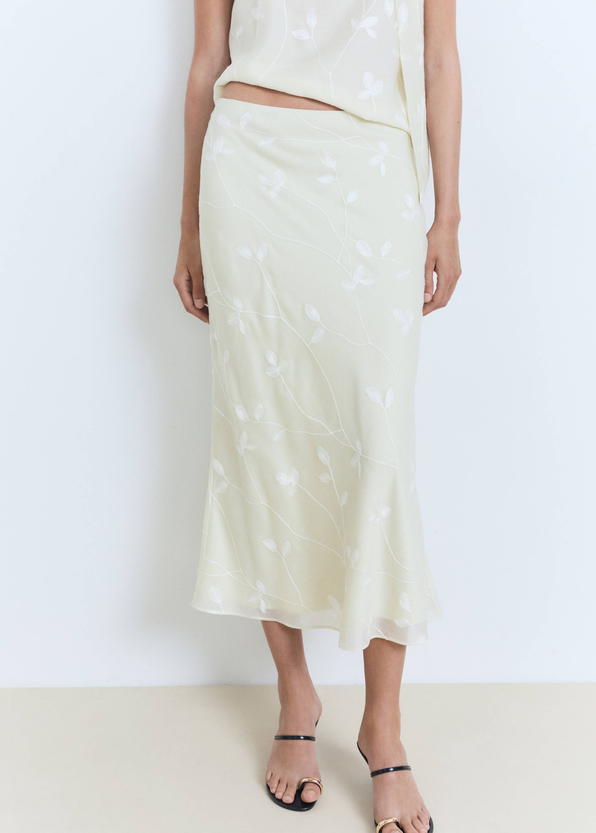 Saia pelo joelho às flores - Plano médio