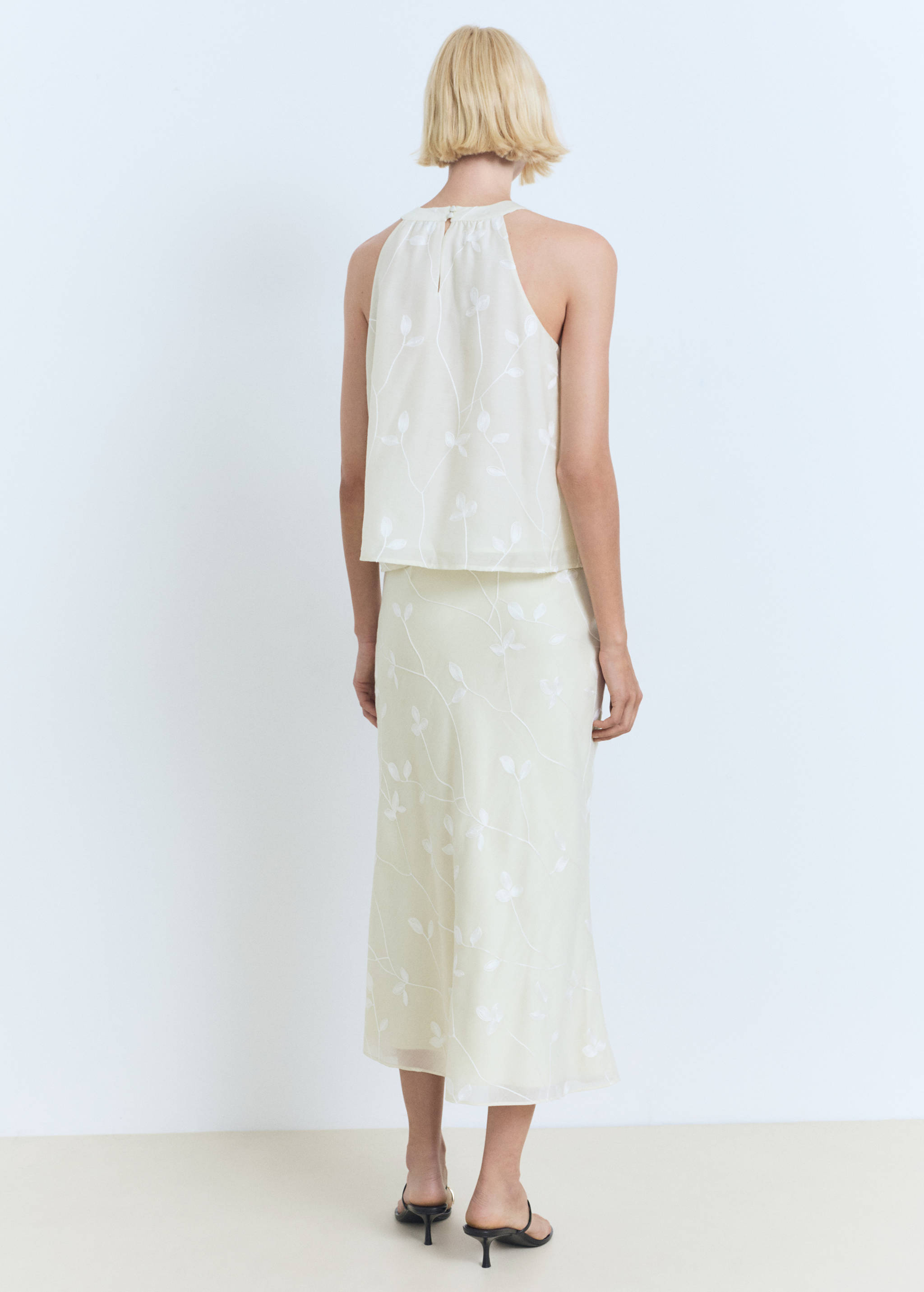 Saia pelo joelho às flores - Verso do artigo