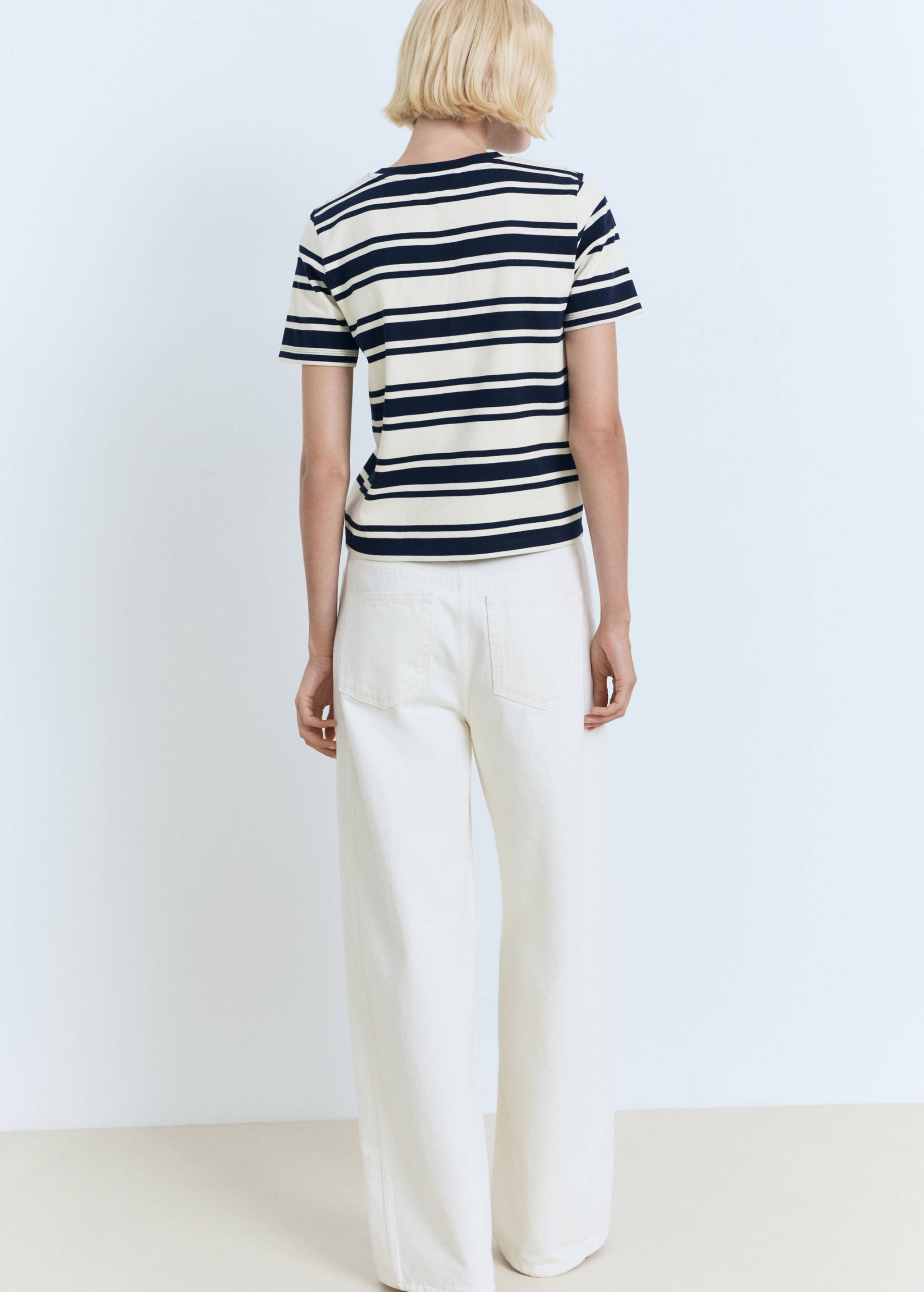 Katoenen T-shirt met contrasterende hals - Achterkant van het artikel