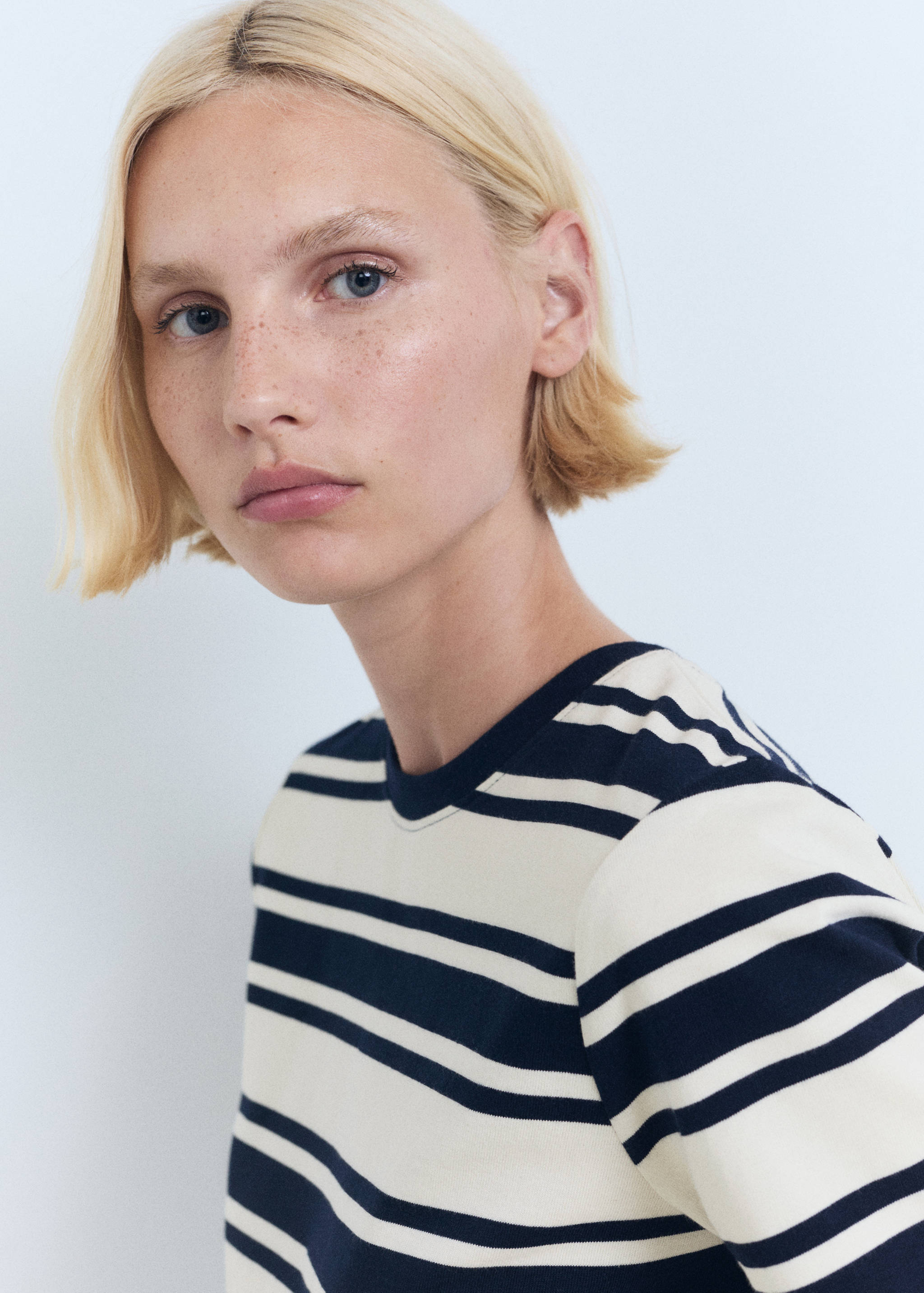 Katoenen T-shirt met contrasterende hals - Detail van het artikel 1