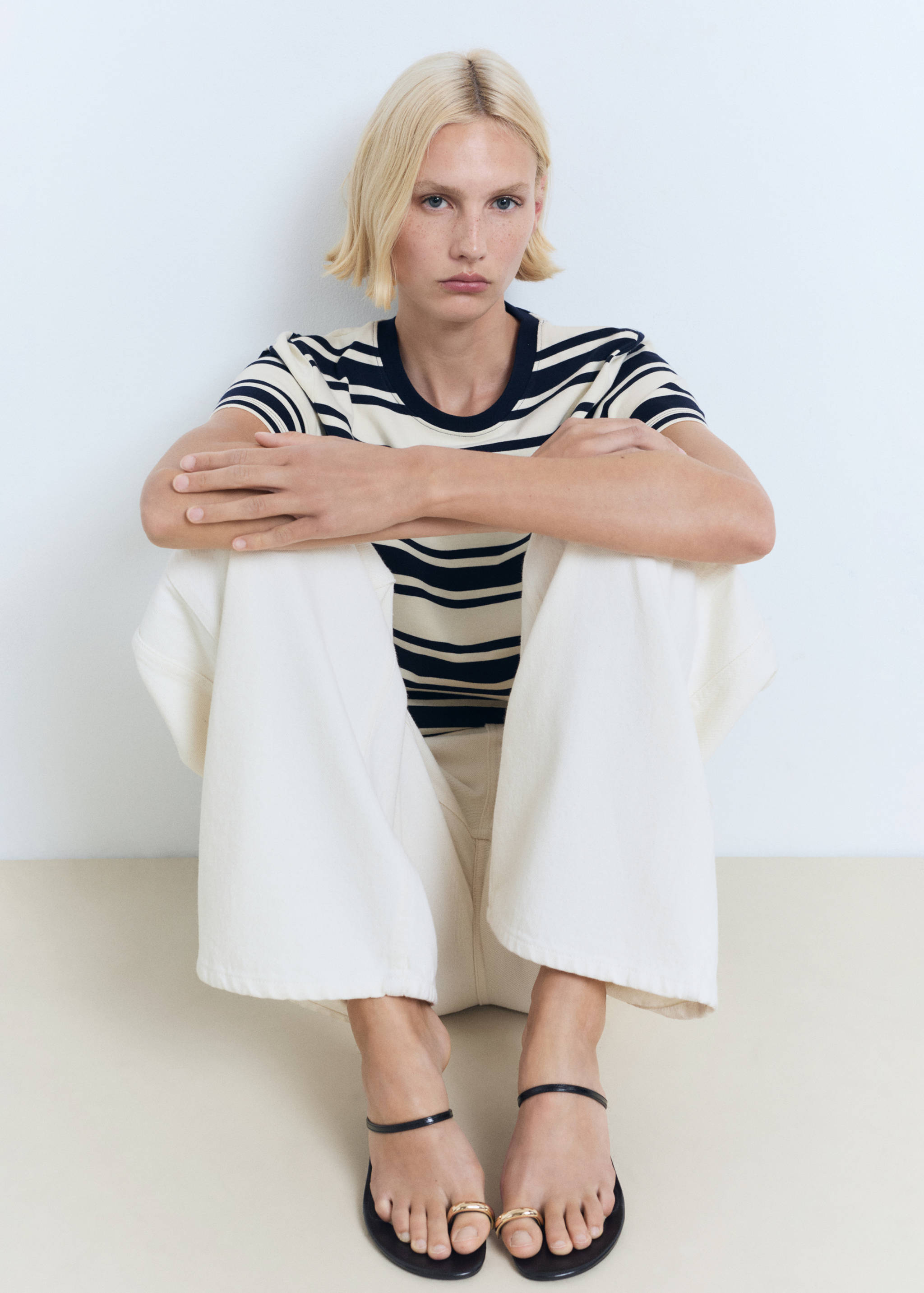 Katoenen T-shirt met contrasterende hals - Detail van het artikel 2