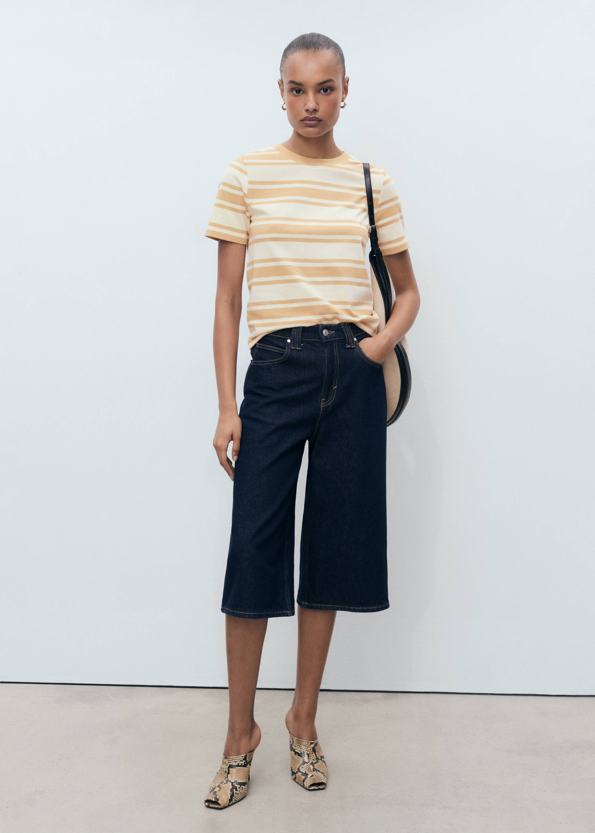 Katoenen T-shirt met contrasterende hals - Overzichtstekening