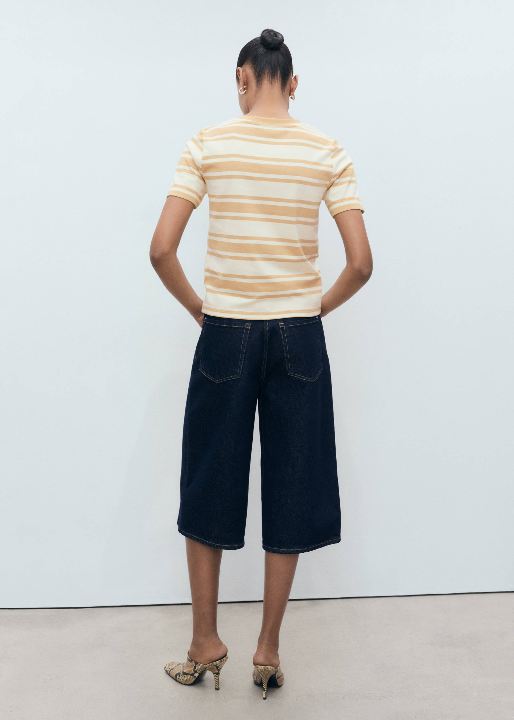 Katoenen T-shirt met contrasterende hals - Achterkant van het artikel