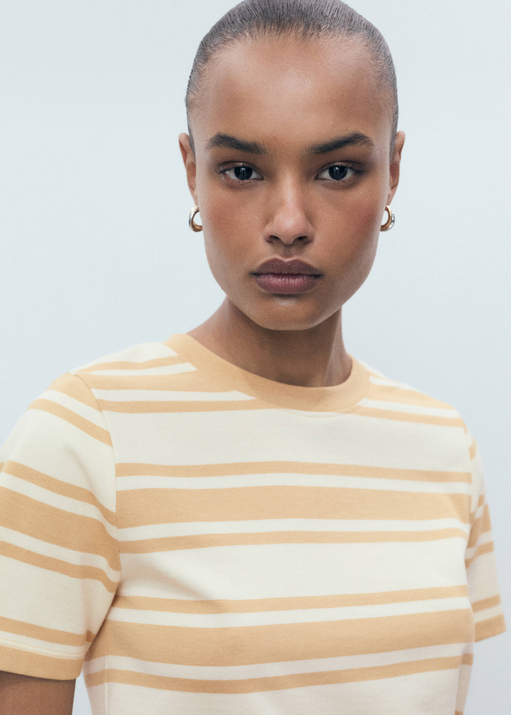 Katoenen T-shirt met contrasterende hals - Detail van het artikel 1